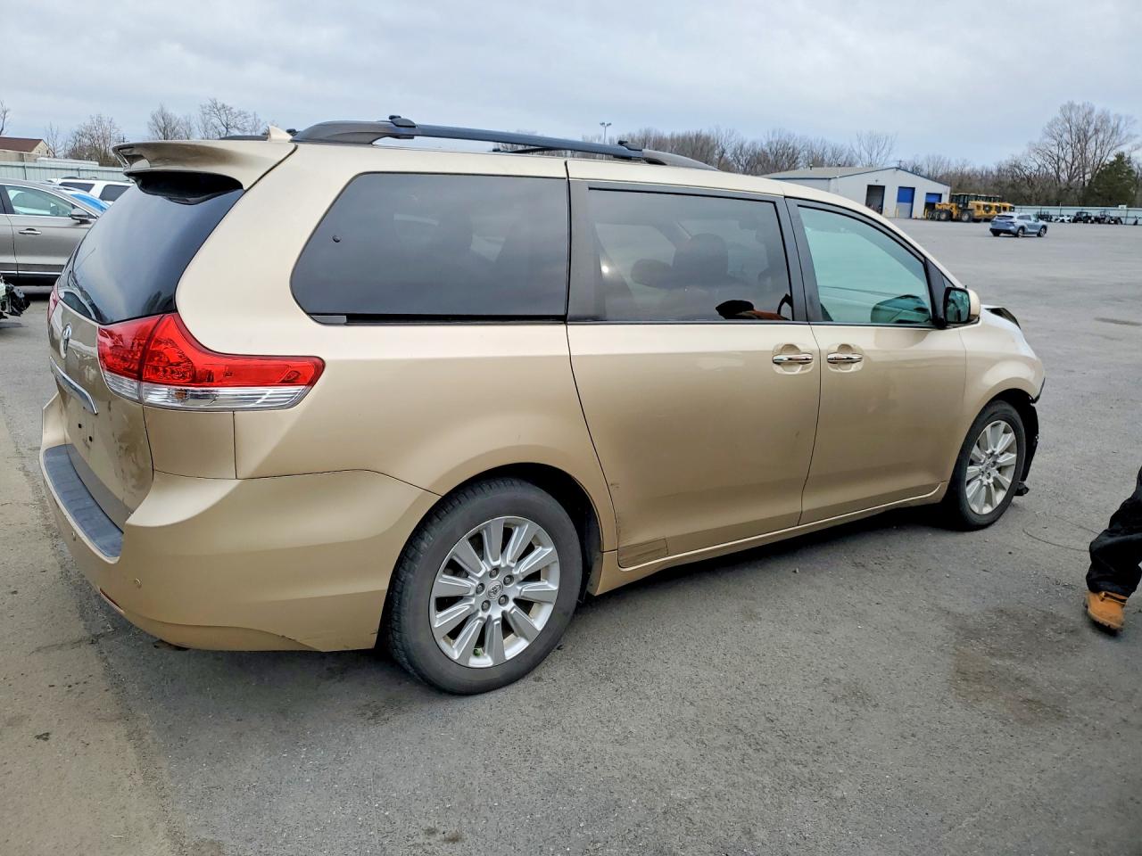 2011 Toyota Sienna Limited 7-passenger Tan vin: 5TDDK3DC3BS024844