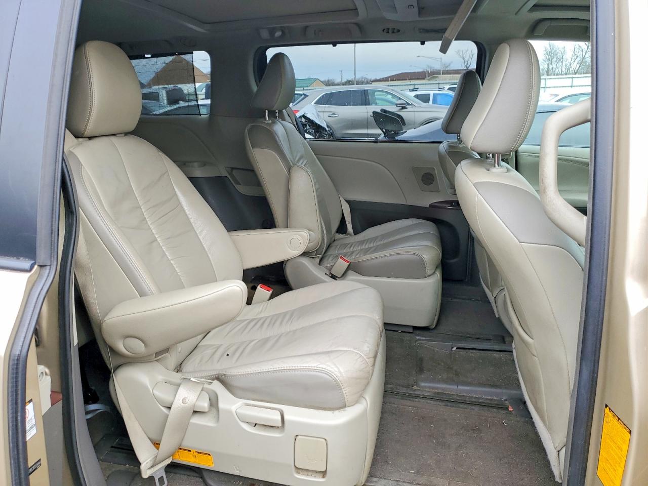 2011 Toyota Sienna Limited 7-passenger Tan vin: 5TDDK3DC3BS024844