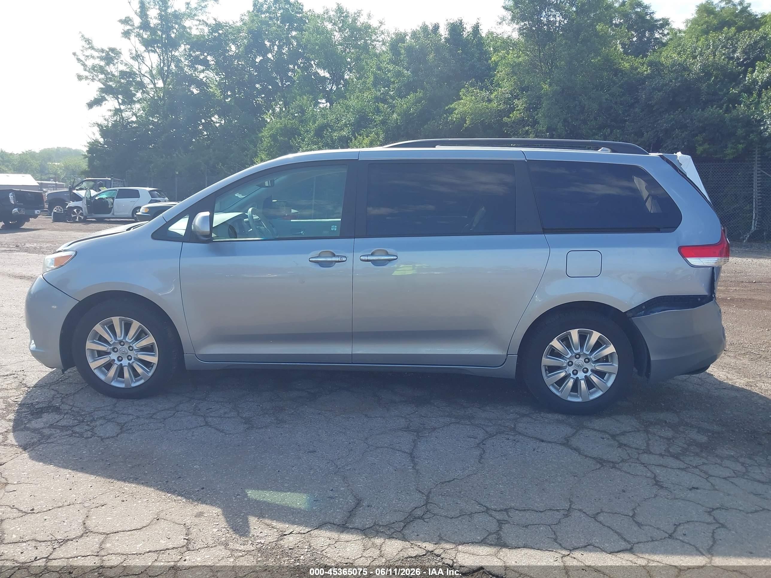 2012 Toyota Sienna Xle 7 Passenger Silver vin: 5TDDK3DC3CS031424