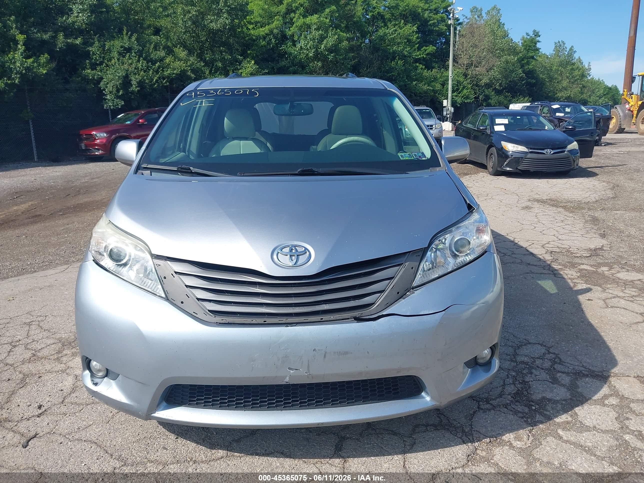 2012 Toyota Sienna Xle 7 Passenger Silver vin: 5TDDK3DC3CS031424