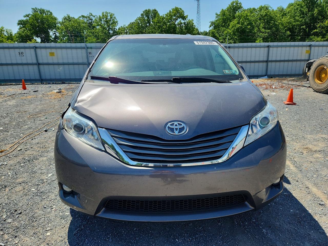 2012 Toyota Sienna Xle 7-passenger Silver vin: 5TDDK3DC3CS038907