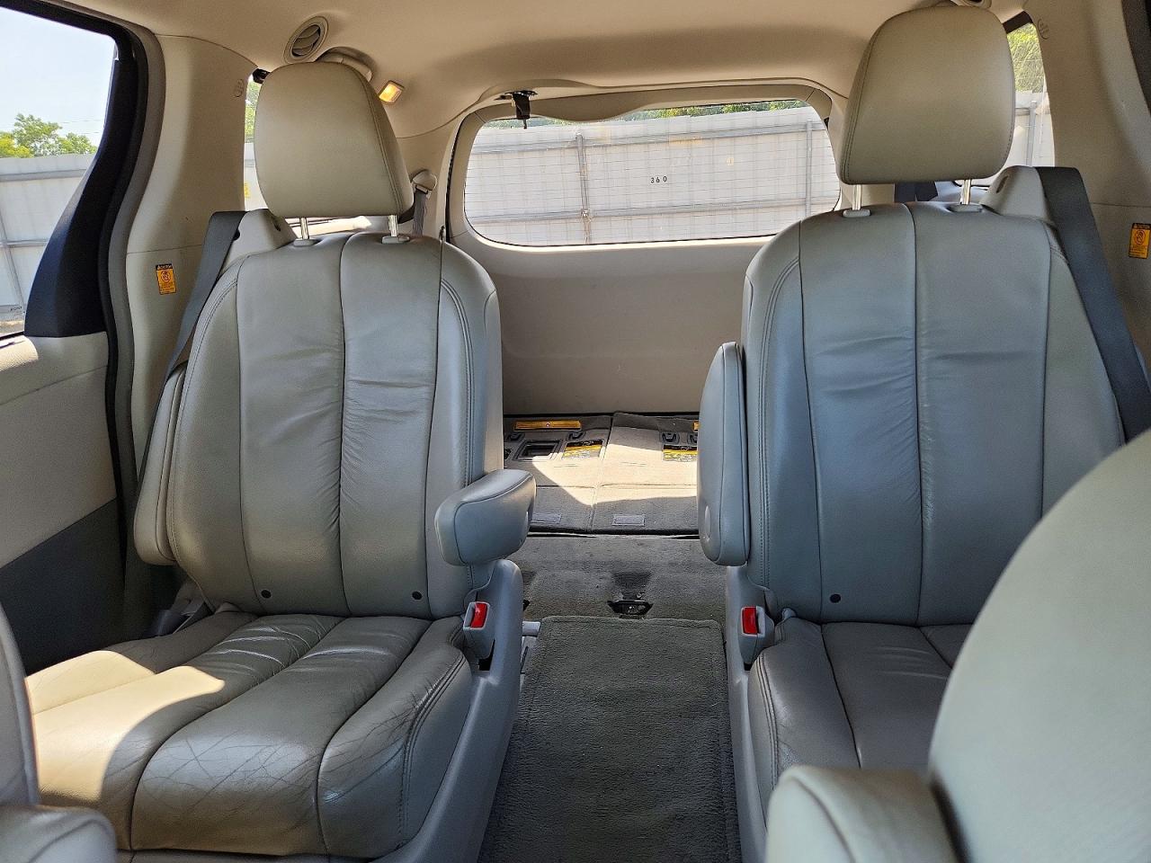 2012 Toyota Sienna Xle 7-passenger Silver vin: 5TDDK3DC3CS038907