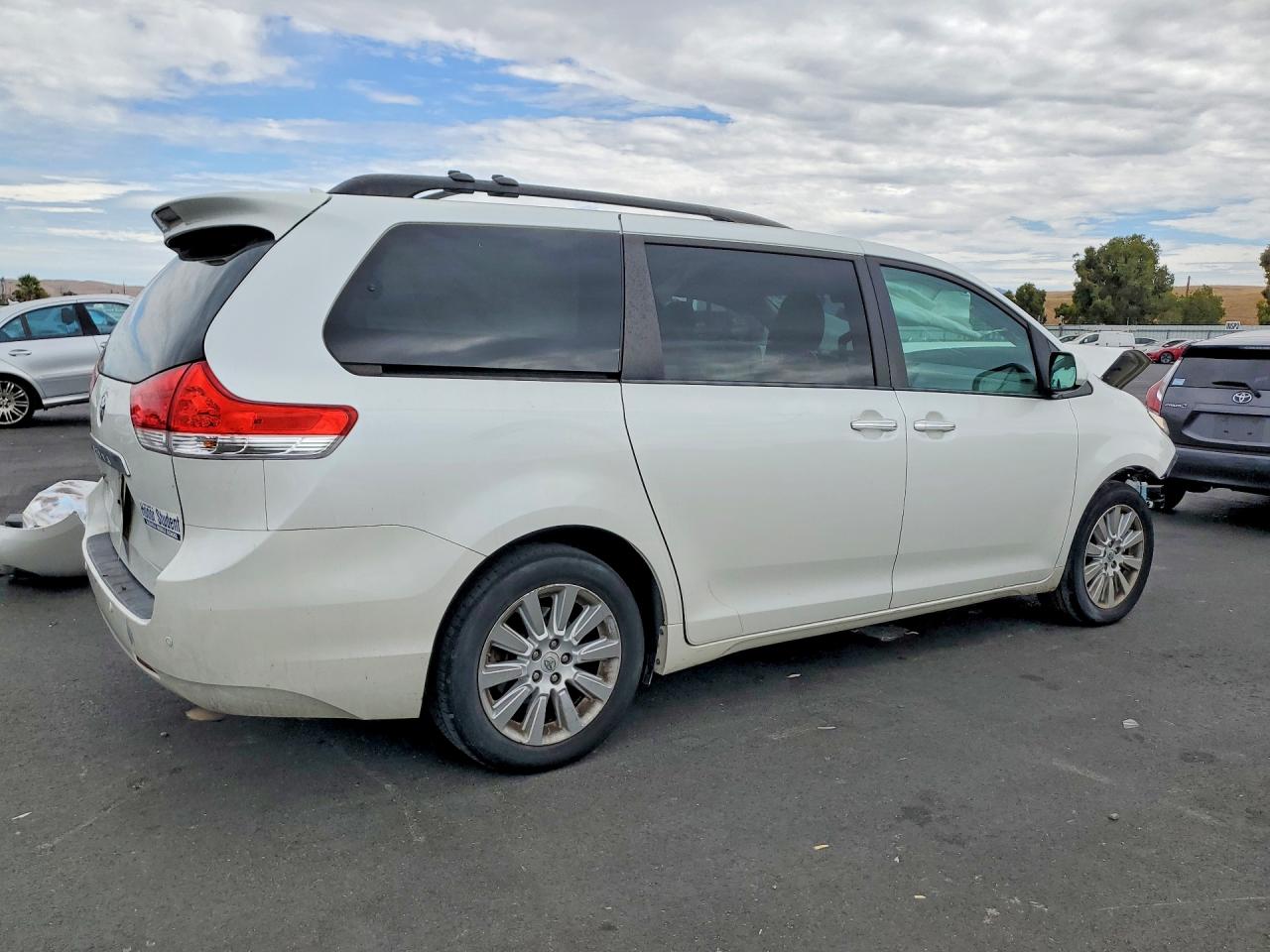 2012 Toyota Sienna Limited 7-passenger White vin: 5TDDK3DC3CS039216