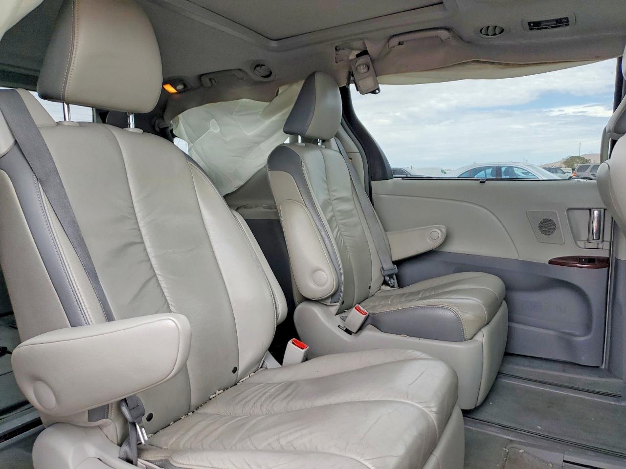 2012 Toyota Sienna Limited 7-passenger White vin: 5TDDK3DC3CS039216