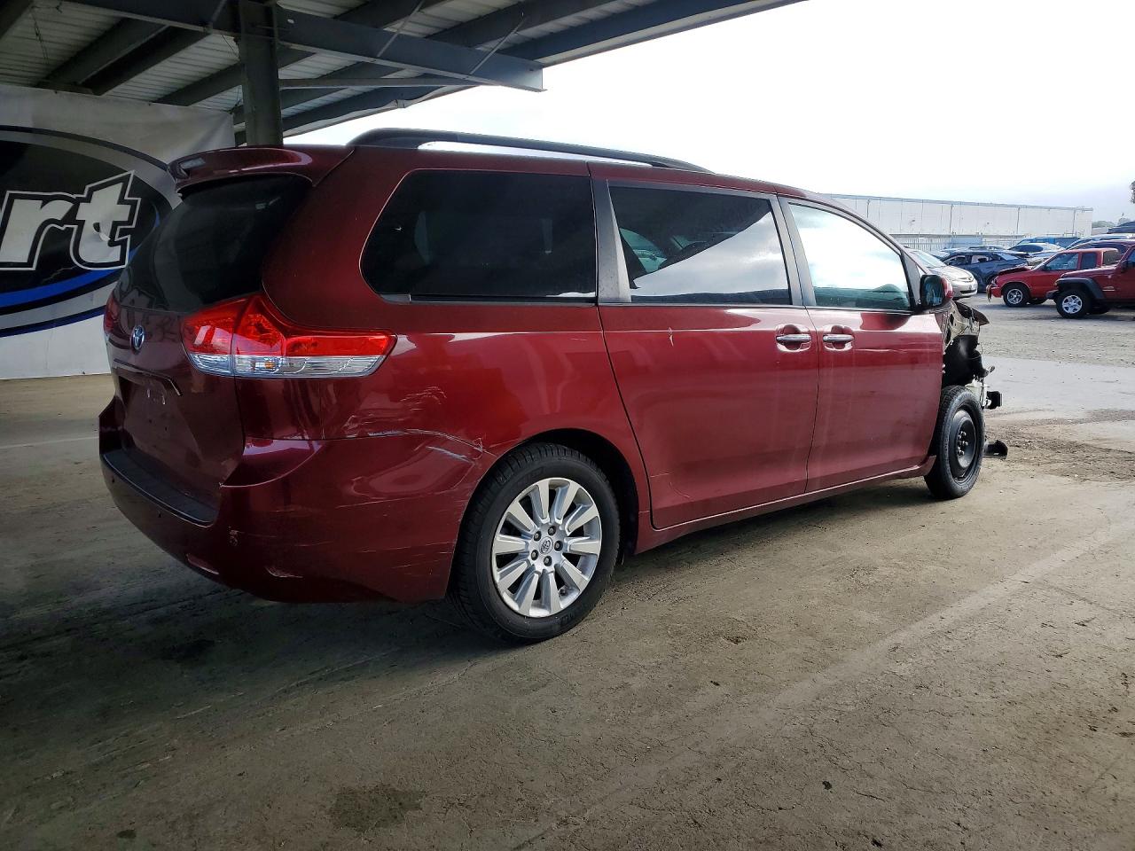 2012 Toyota Sienna Xle 7-passenger Бордовый vin: 5TDDK3DC3CS048823