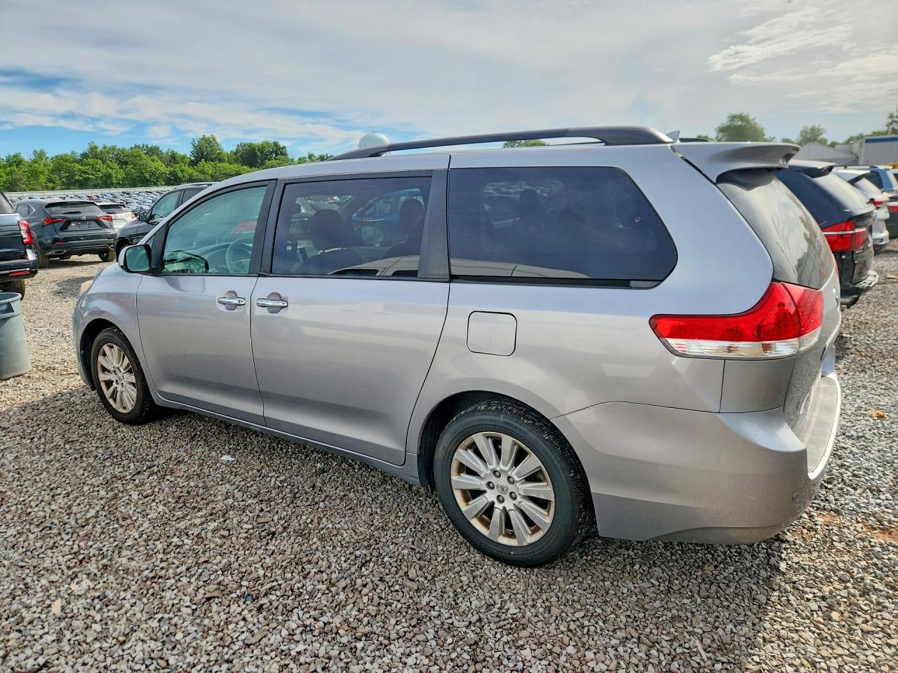 2013 Toyota Sienna Xle 7-passenger Серебряный vin: 5TDDK3DC3DS057913