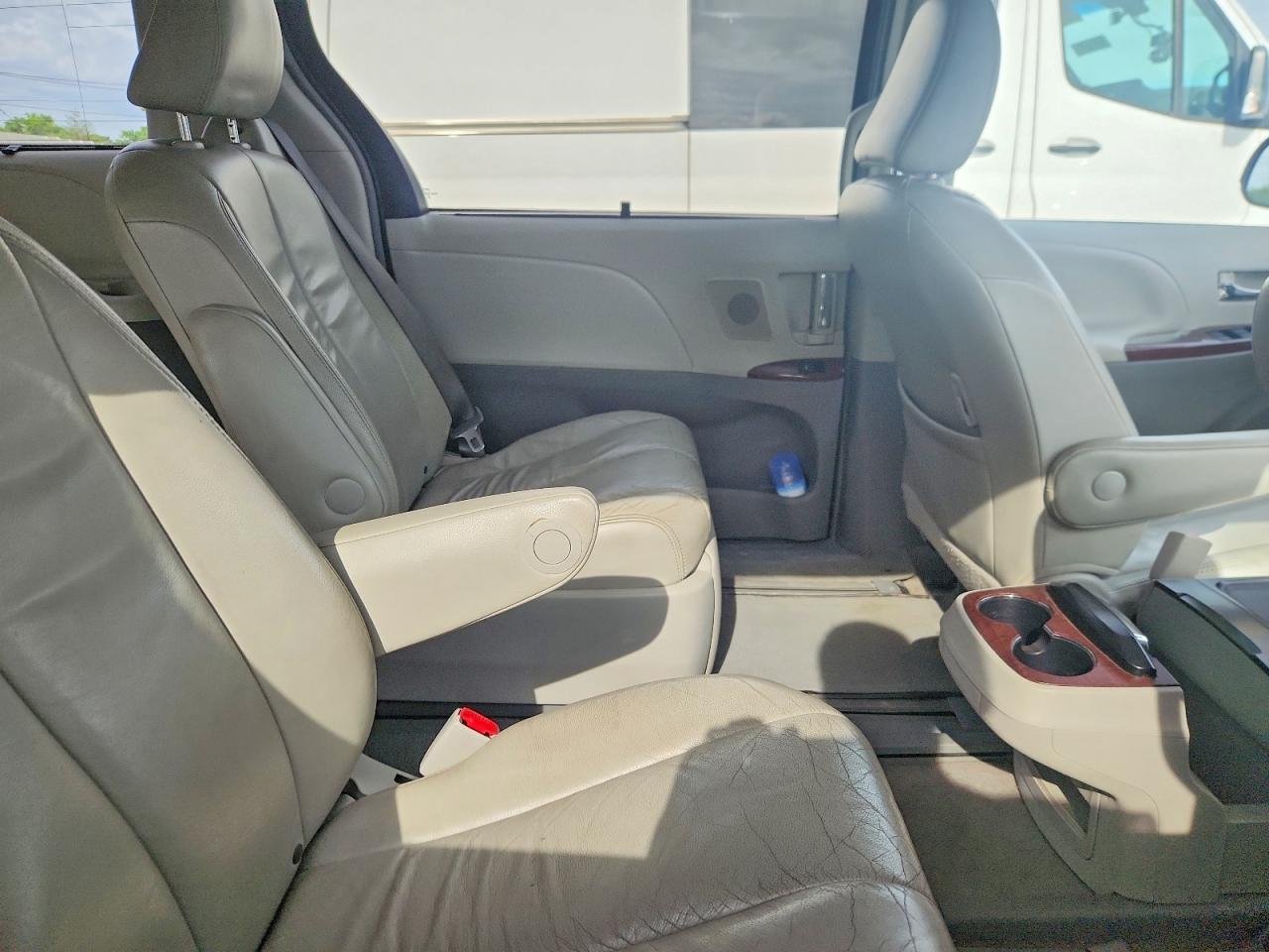 2013 Toyota Sienna Xle 7-passenger Серебряный vin: 5TDDK3DC3DS057913