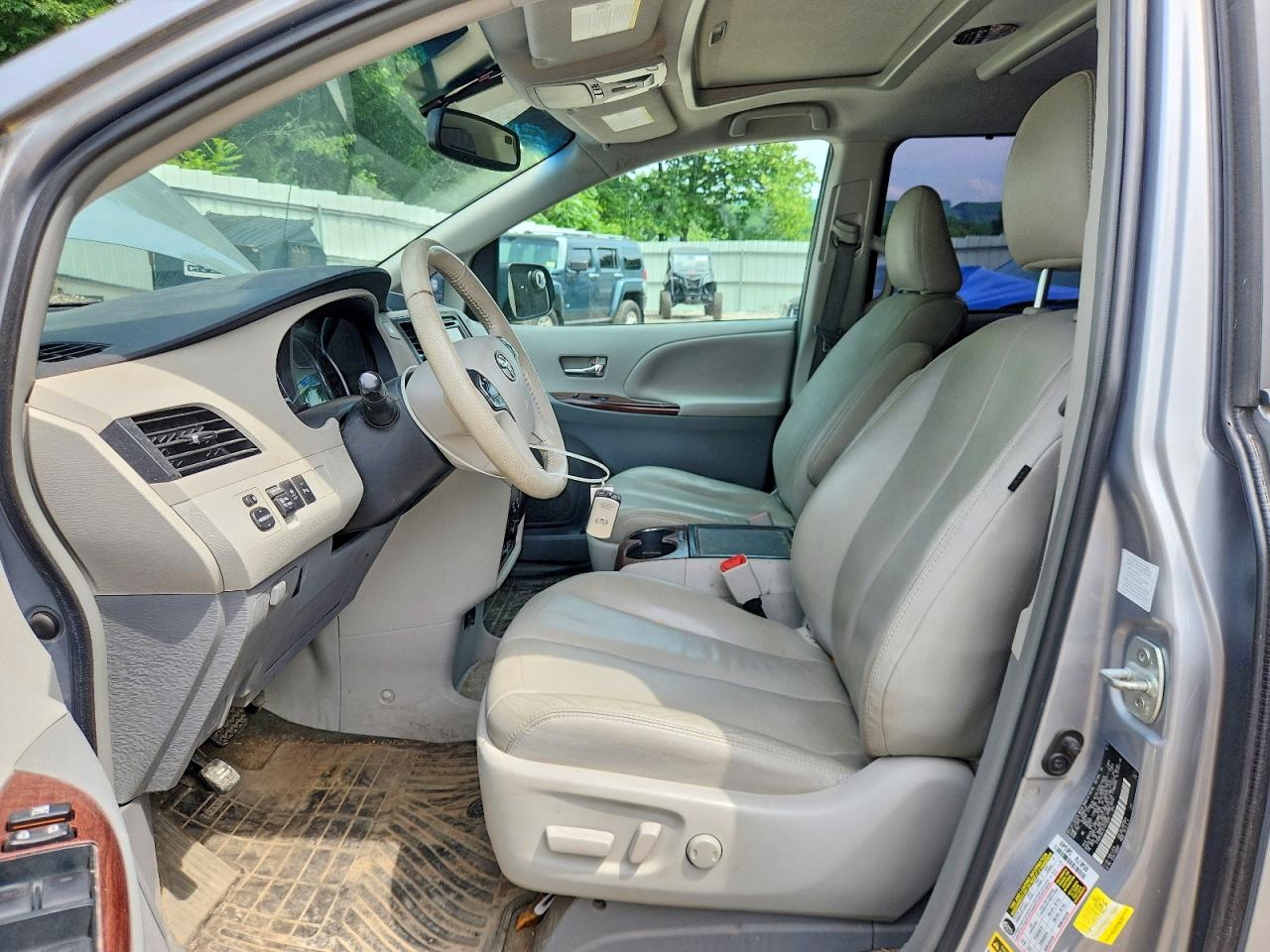 2014 Toyota Sienna Xle 7-passenger Silver vin: 5TDDK3DC3ES073692