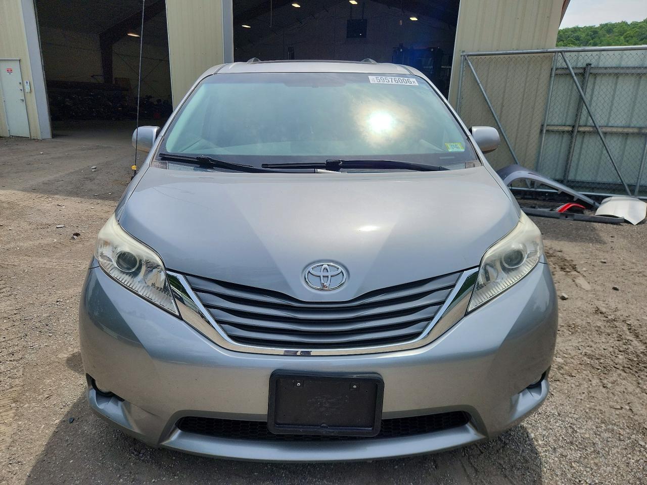 2014 Toyota Sienna Xle 7-passenger Silver vin: 5TDDK3DC3ES073692