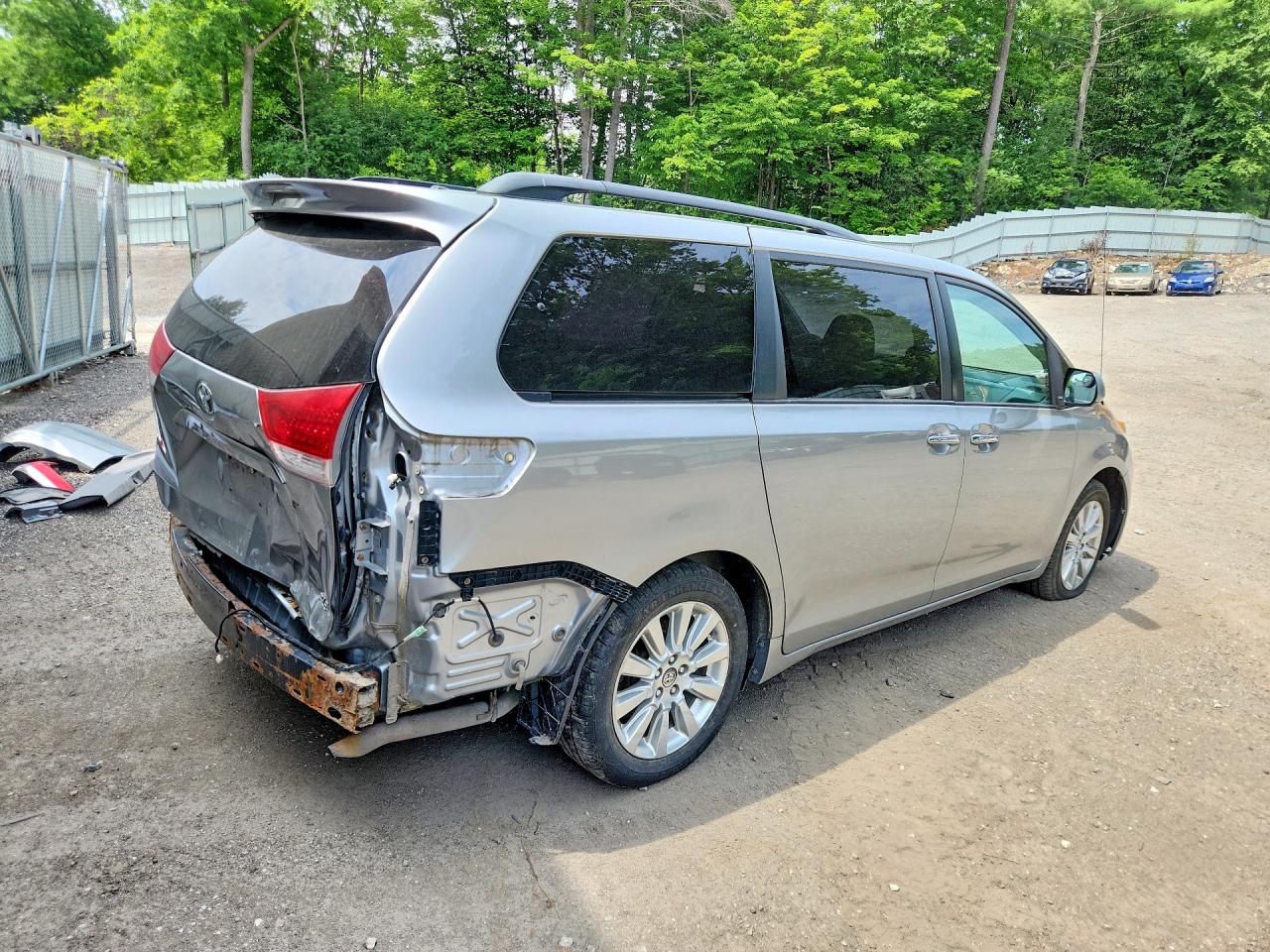 2014 Toyota Sienna Xle 7-passenger Silver vin: 5TDDK3DC3ES073692