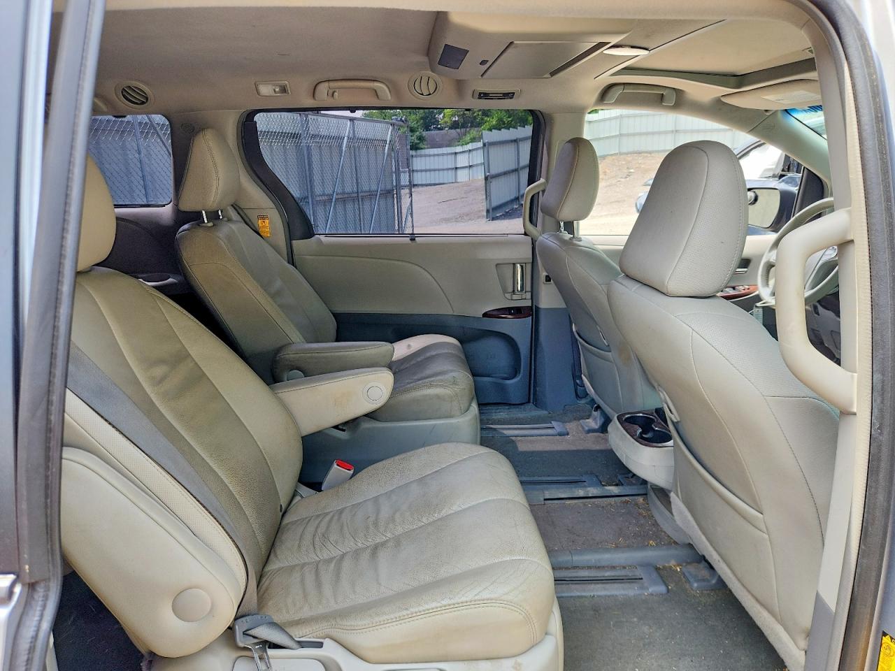 2014 Toyota Sienna Xle 7-passenger Silver vin: 5TDDK3DC3ES073692