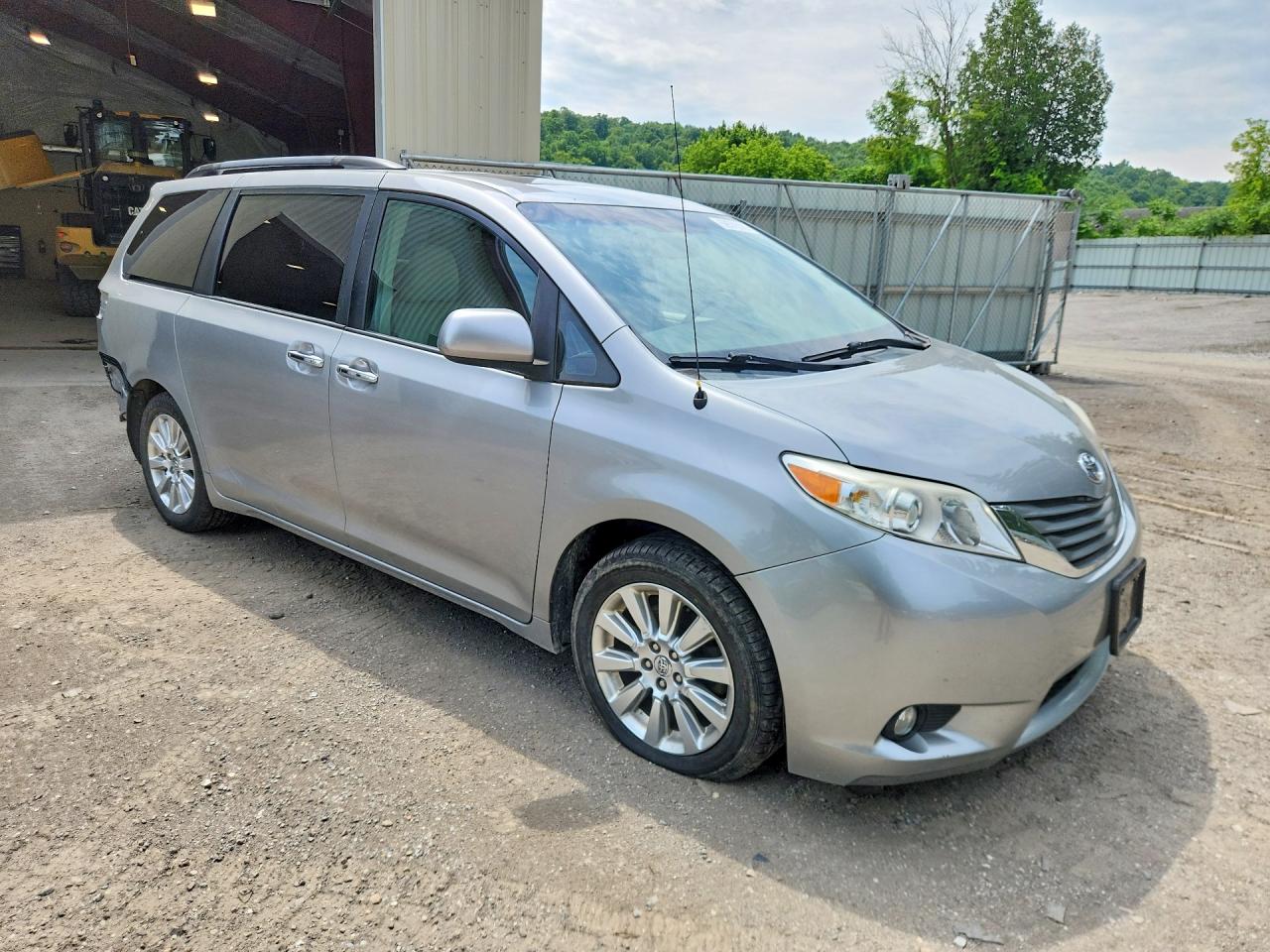 2014 Toyota Sienna Xle 7-passenger Silver vin: 5TDDK3DC3ES073692