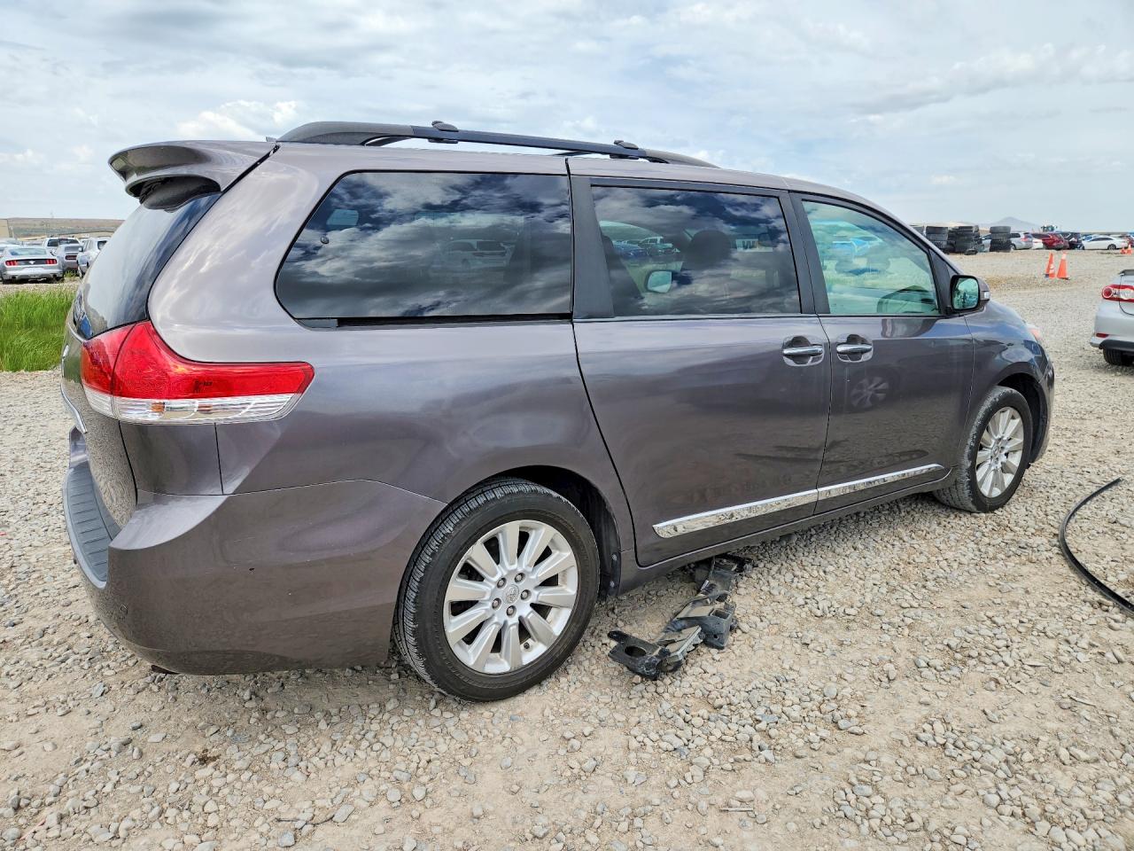 2014 Toyota Sienna Limited 7-passenger Silver vin: 5TDDK3DC3ES090718