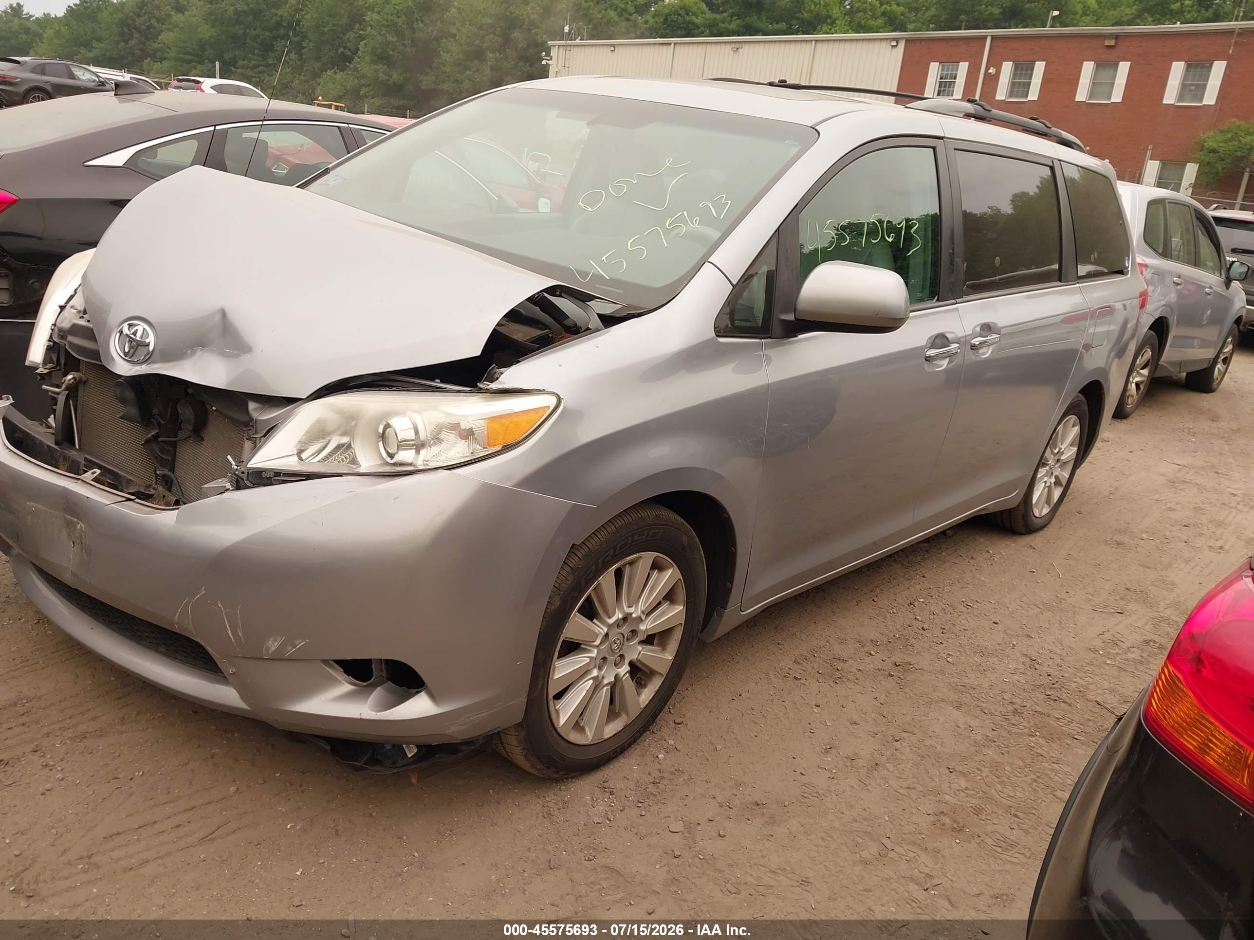 2014 Toyota Sienna Xle 7 Passenger Silver vin: 5TDDK3DC3ES093103