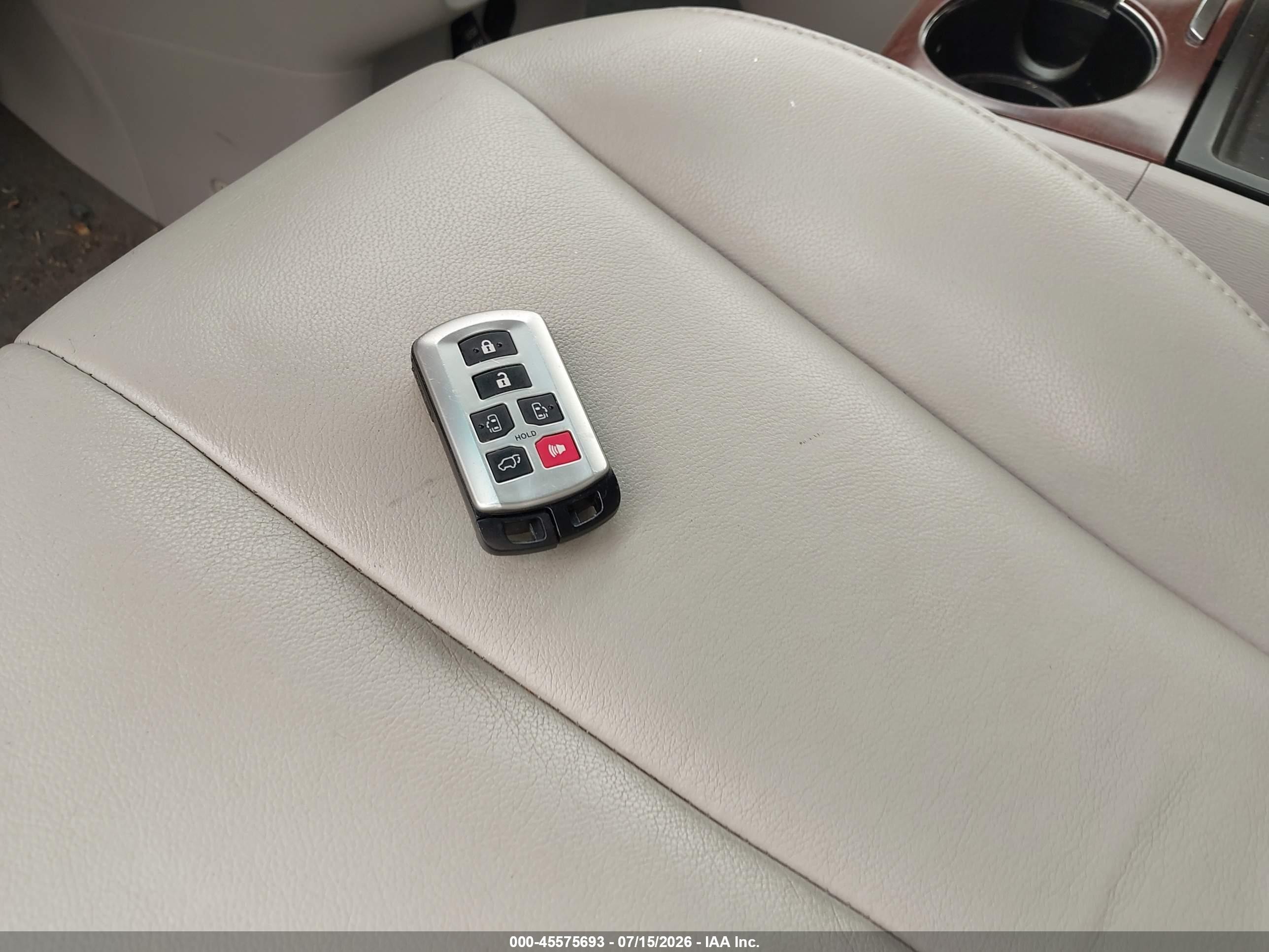 2014 Toyota Sienna Xle 7 Passenger Silver vin: 5TDDK3DC3ES093103