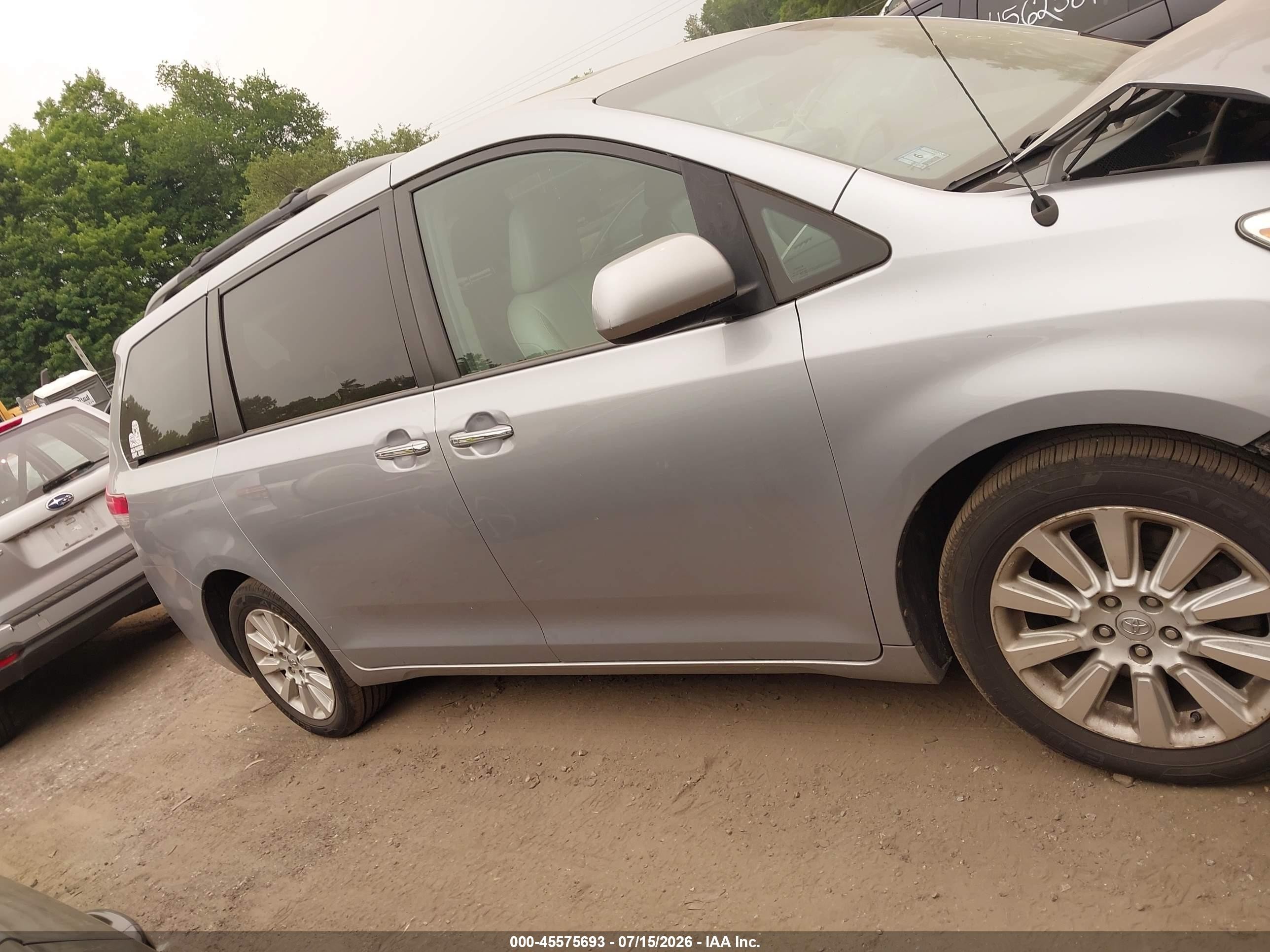 2014 Toyota Sienna Xle 7 Passenger Silver vin: 5TDDK3DC3ES093103