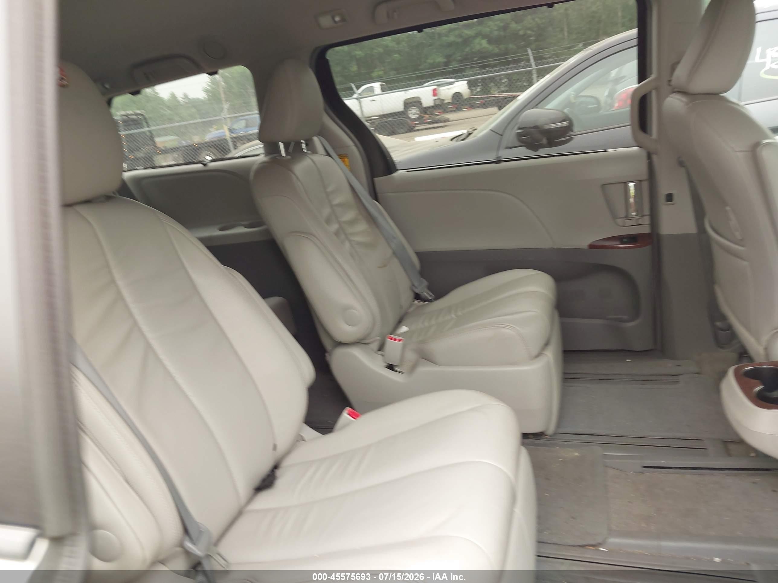 2014 Toyota Sienna Xle 7 Passenger Silver vin: 5TDDK3DC3ES093103