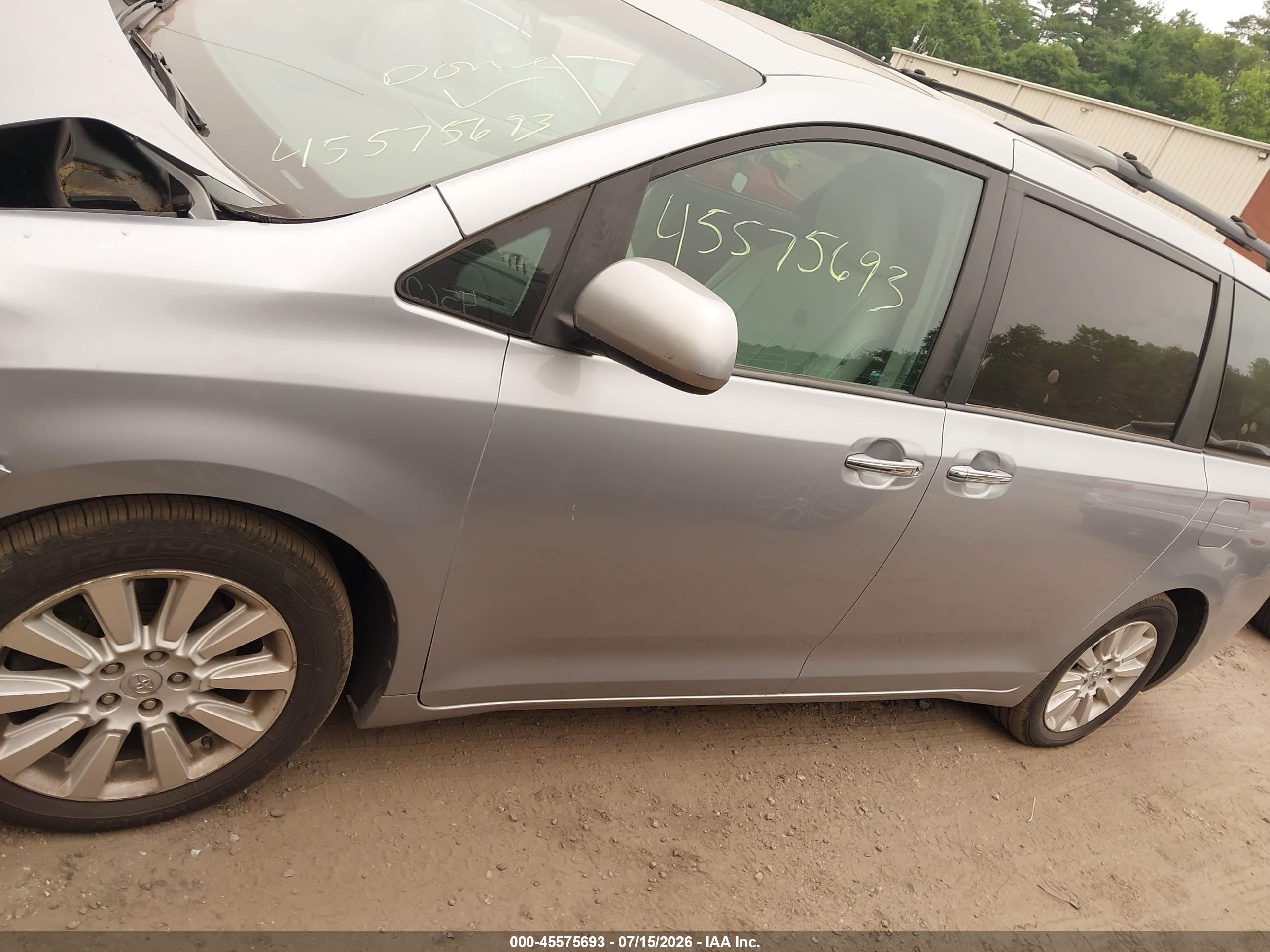 2014 Toyota Sienna Xle 7 Passenger Silver vin: 5TDDK3DC3ES093103