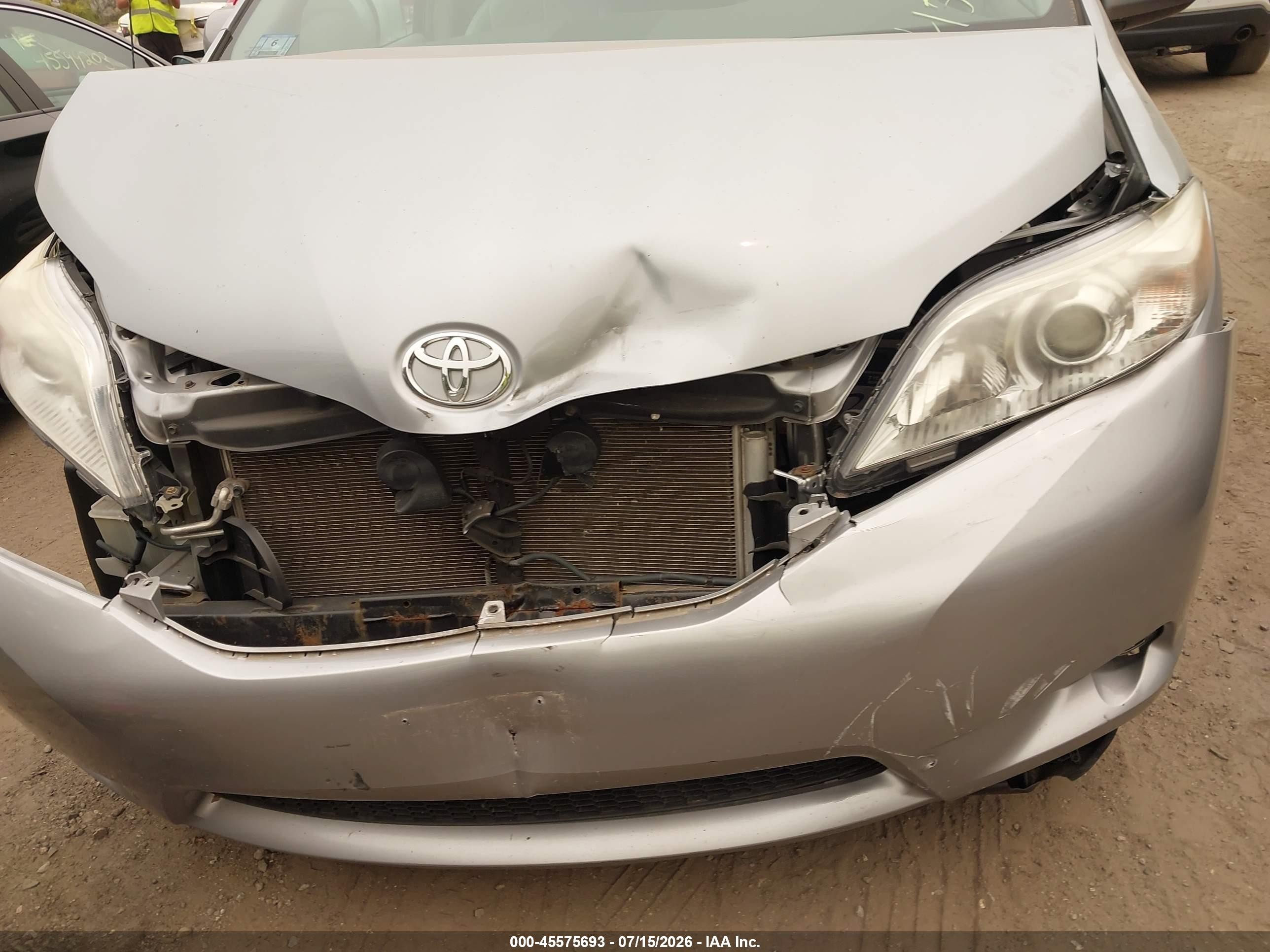 2014 Toyota Sienna Xle 7 Passenger Silver vin: 5TDDK3DC3ES093103