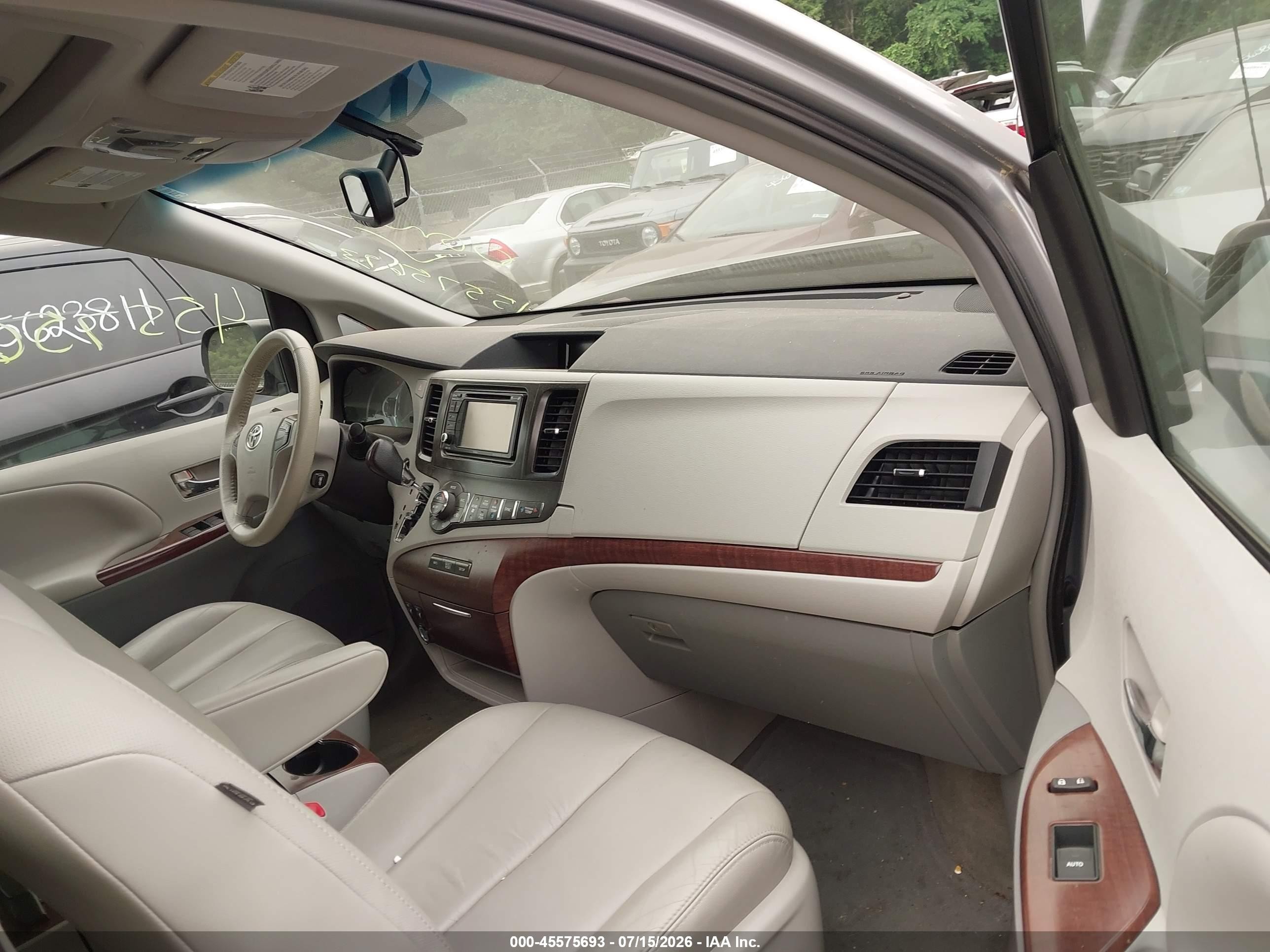 2014 Toyota Sienna Xle 7 Passenger Silver vin: 5TDDK3DC3ES093103
