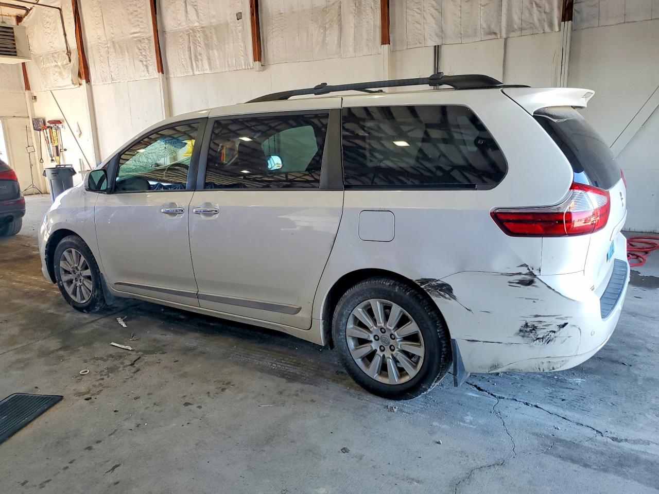 2015 Toyota Sienna Xle Premium 7-passenger White vin: 5TDDK3DC3FS101461
