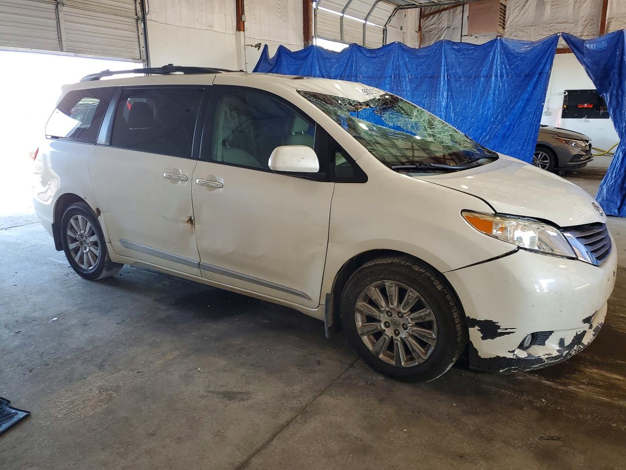 2015 Toyota Sienna Xle Premium 7-passenger White vin: 5TDDK3DC3FS101461