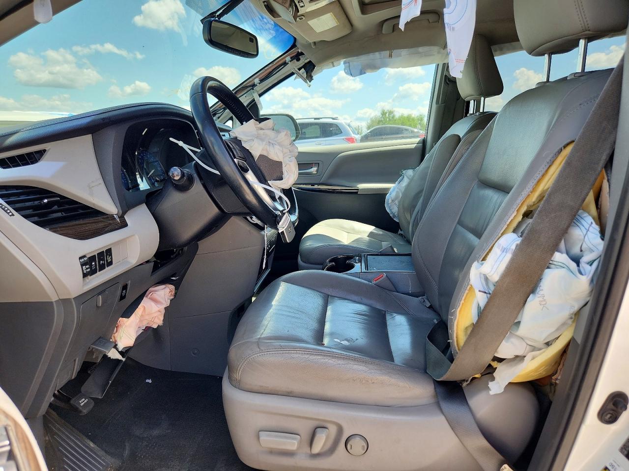 2015 Toyota Sienna Xle Premium 7-passenger White vin: 5TDDK3DC3FS118468