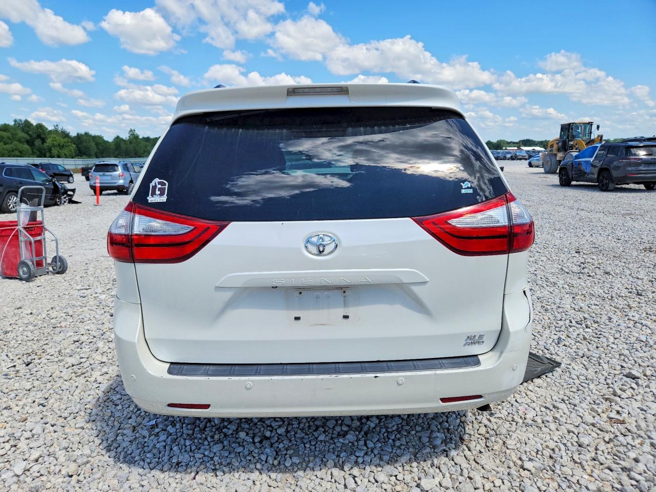 2015 Toyota Sienna Xle Premium 7-passenger White vin: 5TDDK3DC3FS118468