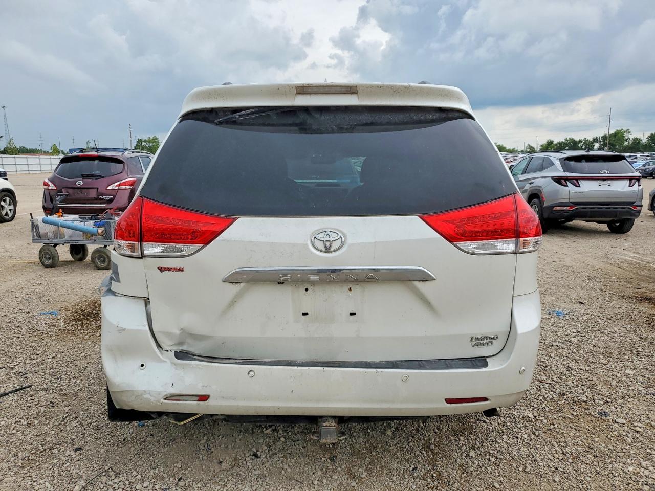 2011 Toyota Sienna Limited 7-passenger White vin: 5TDDK3DC4BS004358