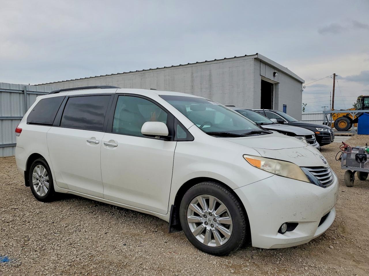 2011 Toyota Sienna Limited 7-passenger White vin: 5TDDK3DC4BS004358