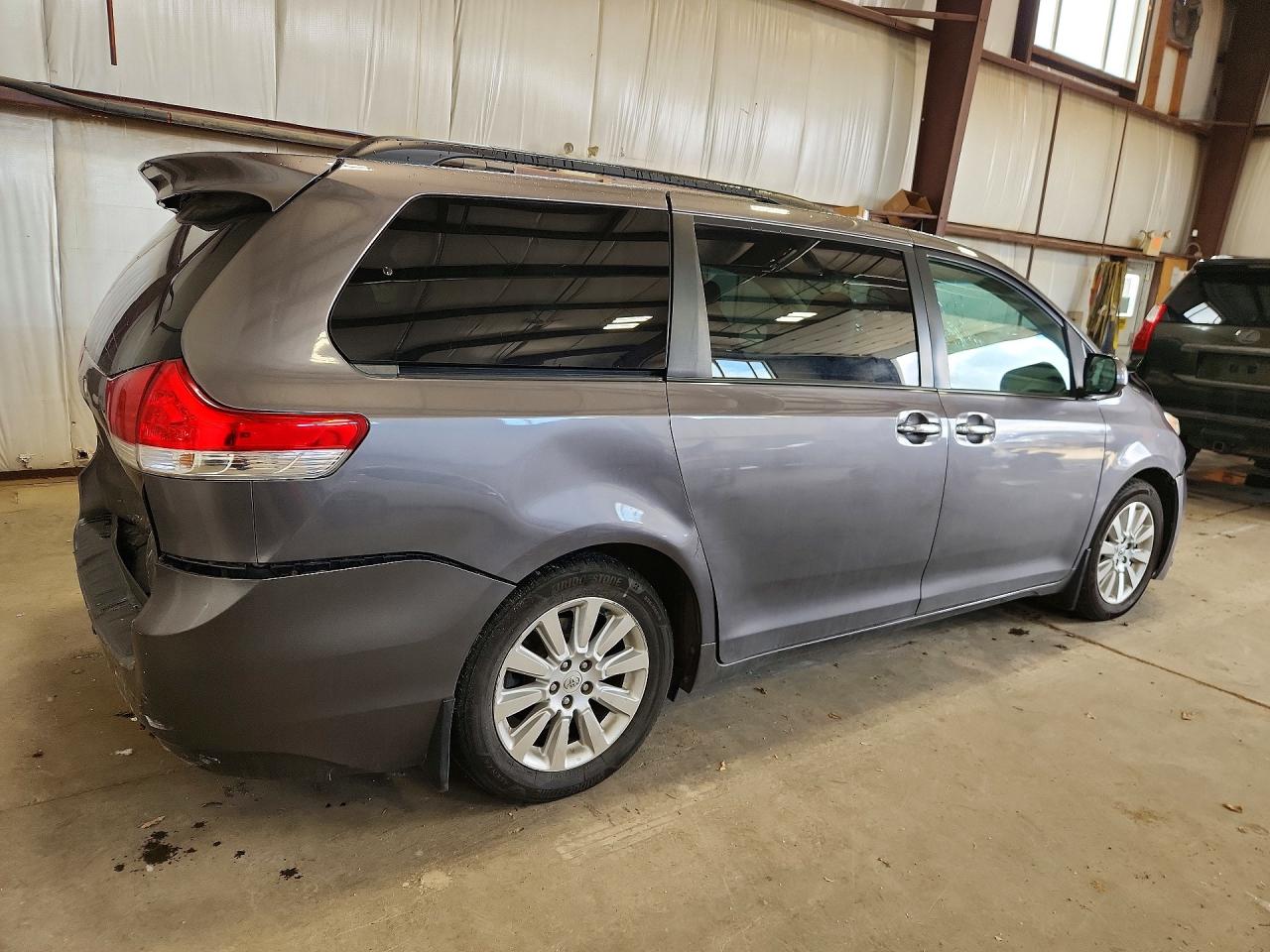 2011 Toyota Sienna Xle 7-passenger Gray vin: 5TDDK3DC4BS006952