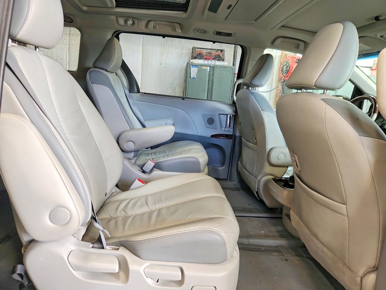 2011 Toyota Sienna Xle 7-passenger Gray vin: 5TDDK3DC4BS006952