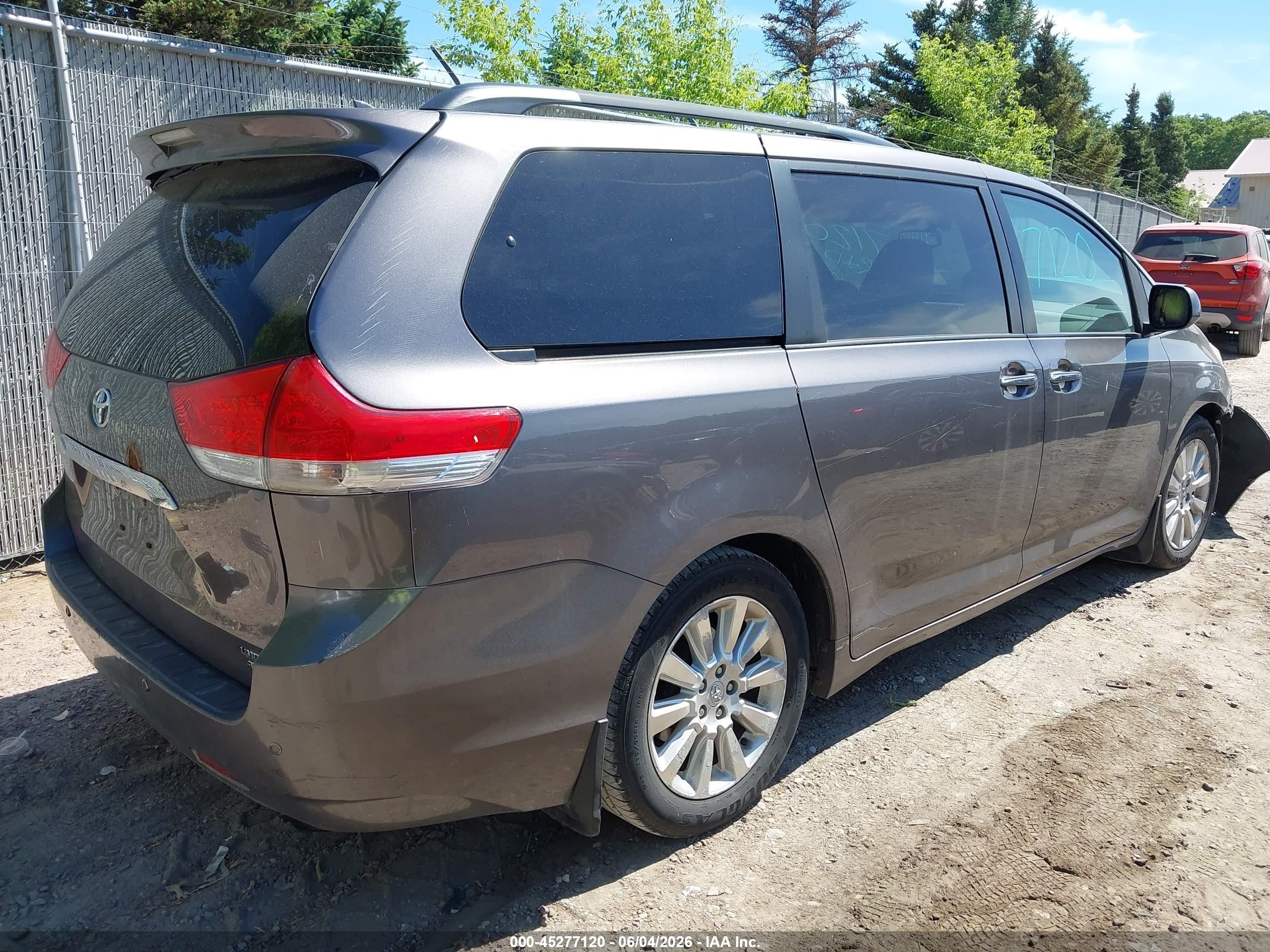 2011 Toyota Sienna Limited Gray vin: 5TDDK3DC4BS010712