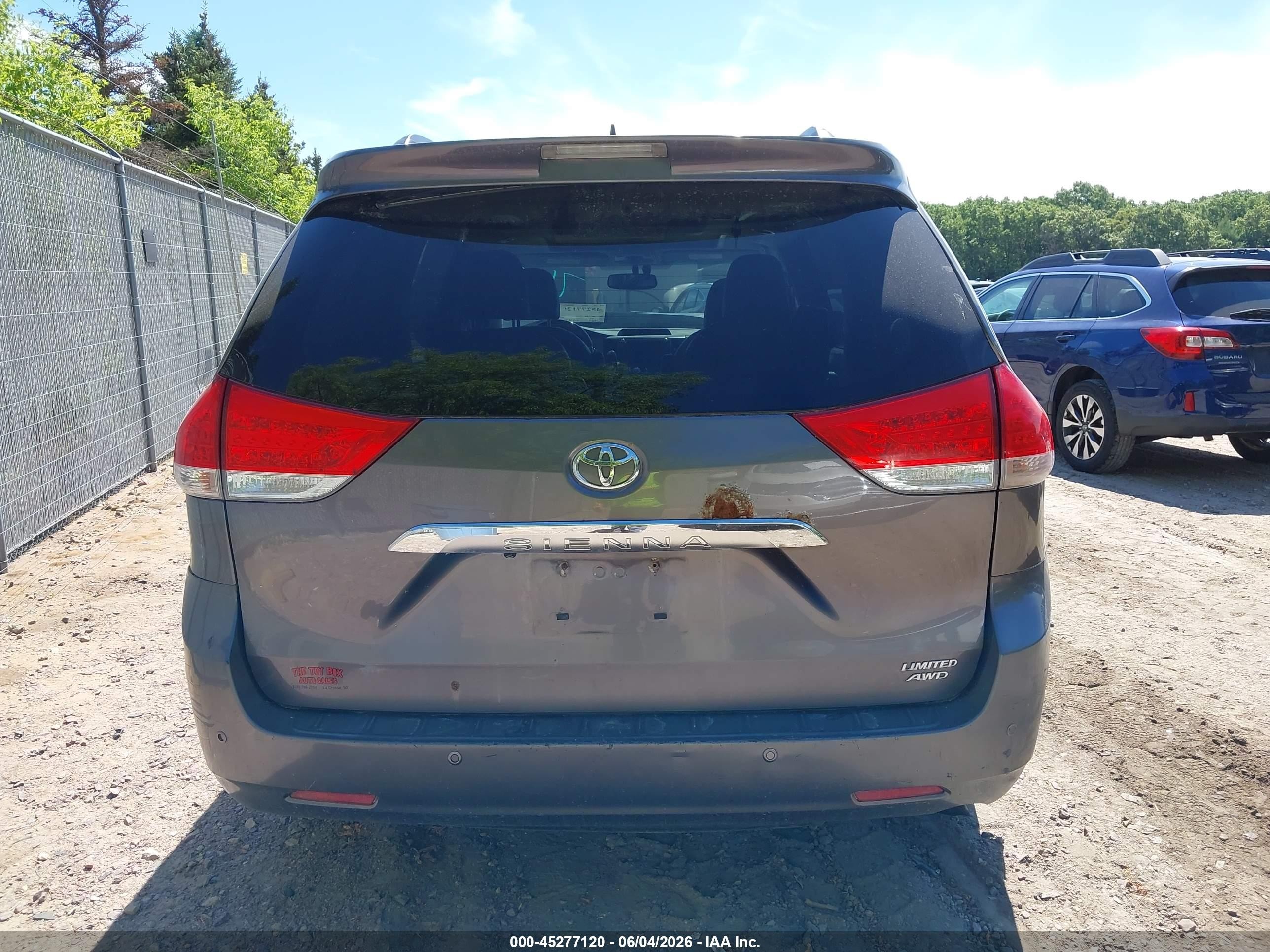 2011 Toyota Sienna Limited Gray vin: 5TDDK3DC4BS010712