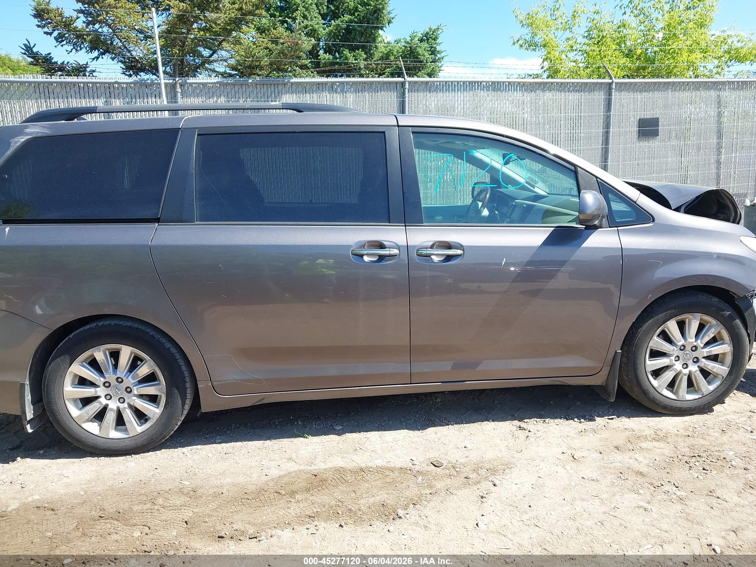 2011 Toyota Sienna Limited Gray vin: 5TDDK3DC4BS010712