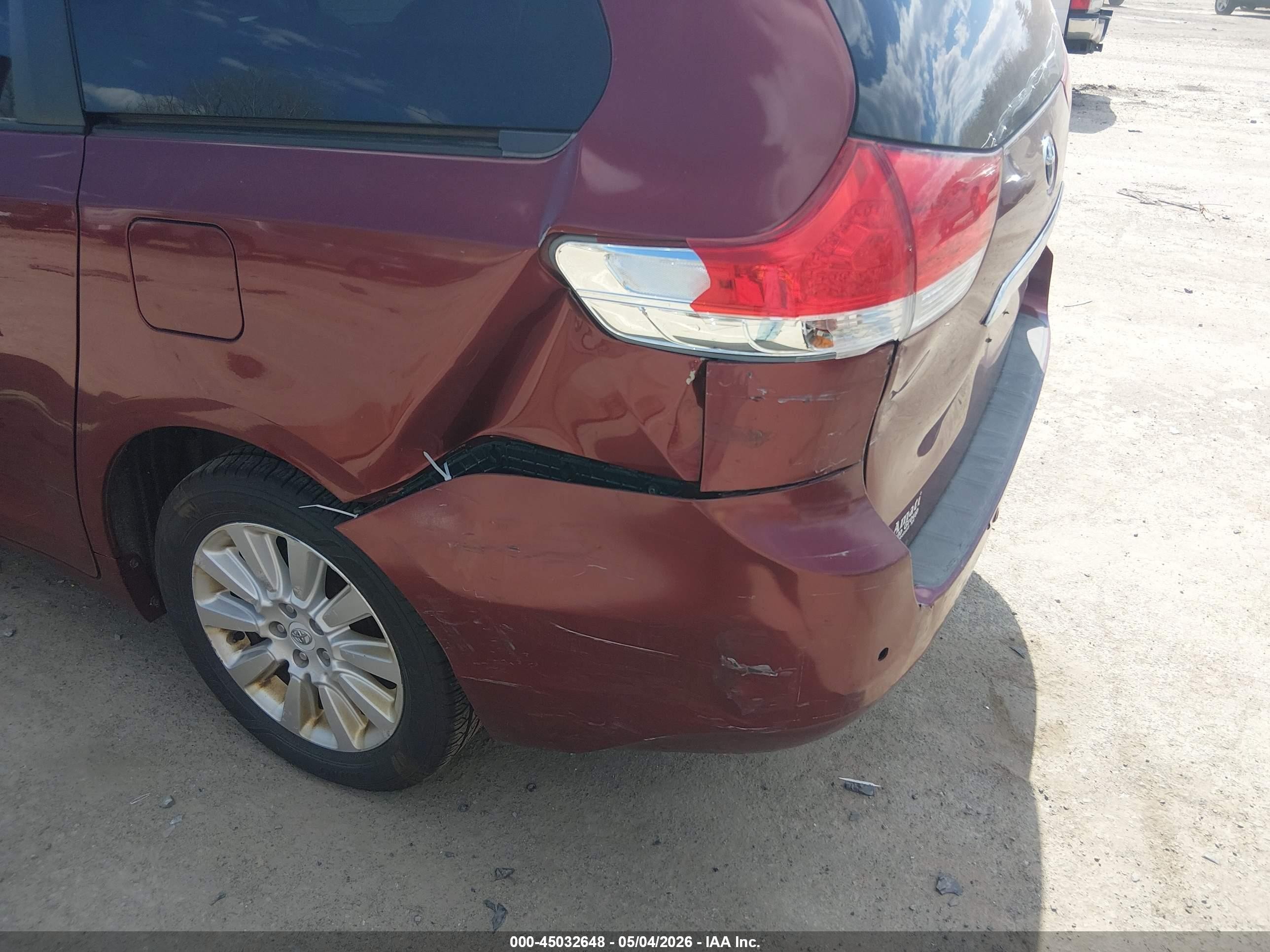 2011 Toyota Sienna Limited Red vin: 5TDDK3DC4BS019927