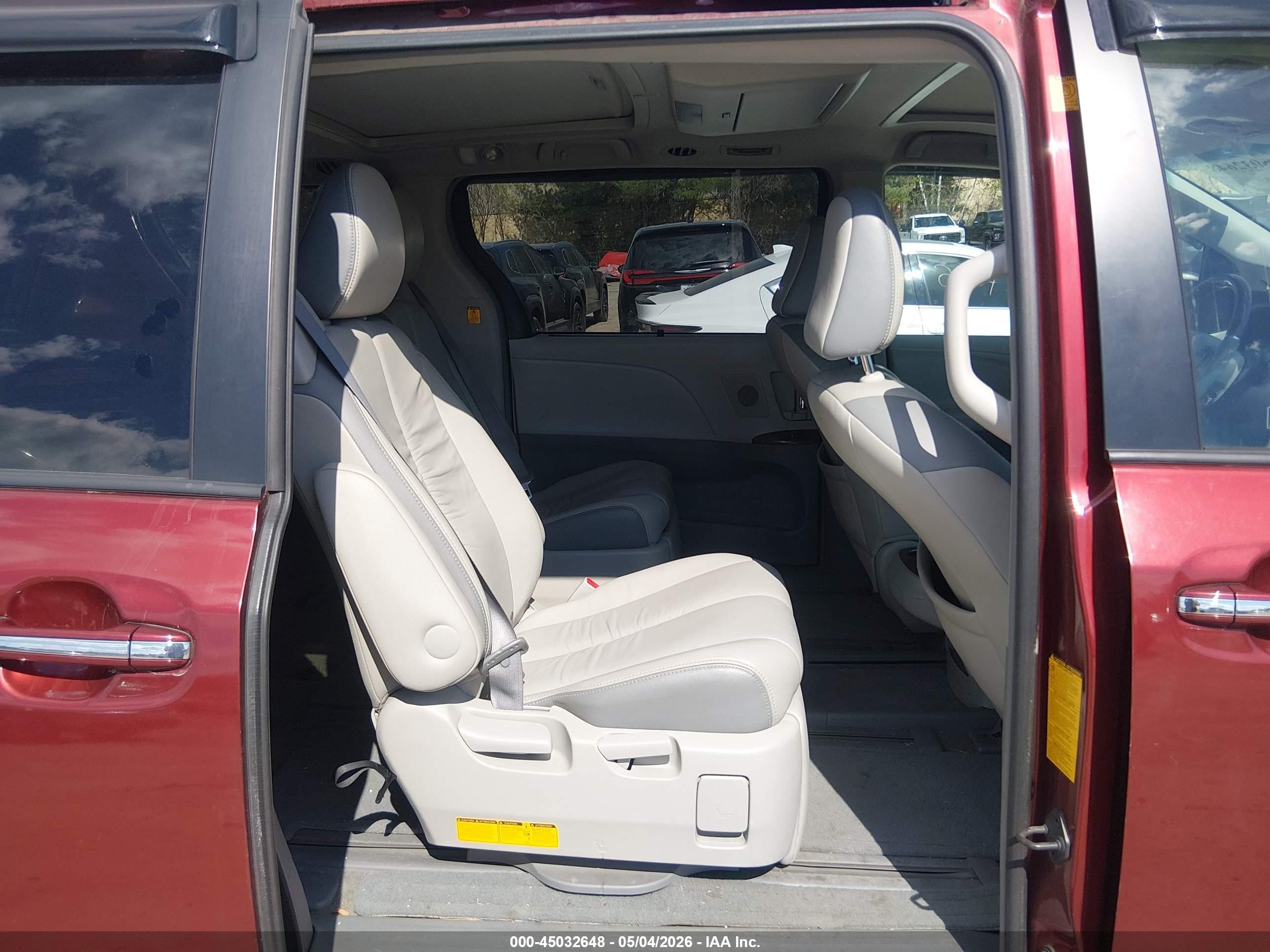 2011 Toyota Sienna Limited Red vin: 5TDDK3DC4BS019927