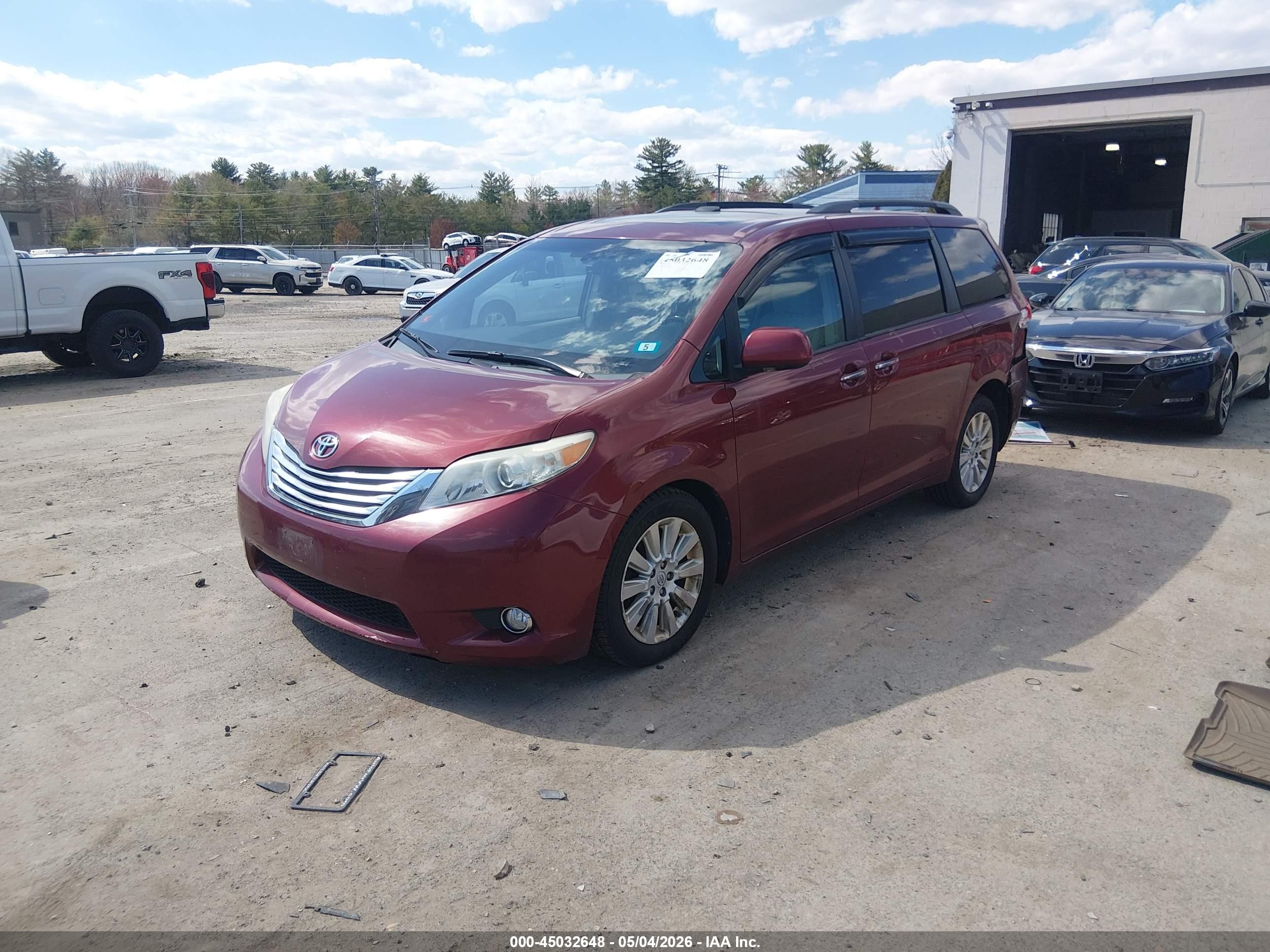 2011 Toyota Sienna Limited Red vin: 5TDDK3DC4BS019927