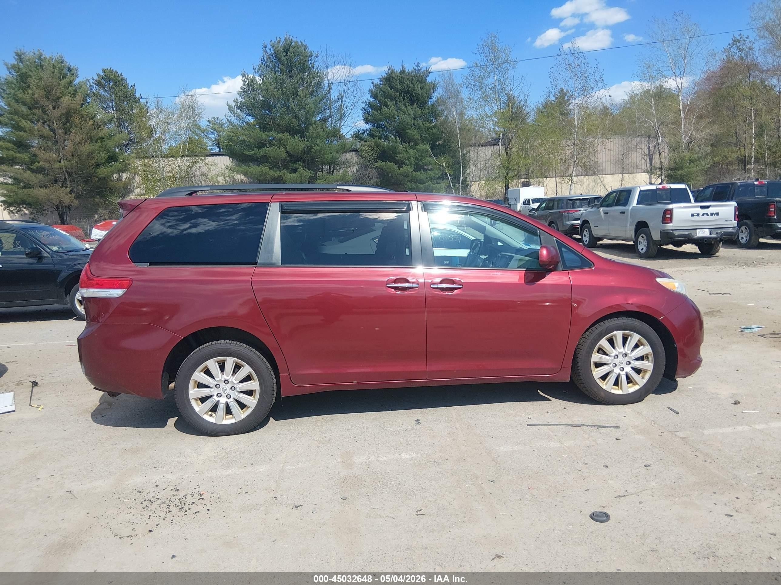 2011 Toyota Sienna Limited Red vin: 5TDDK3DC4BS019927