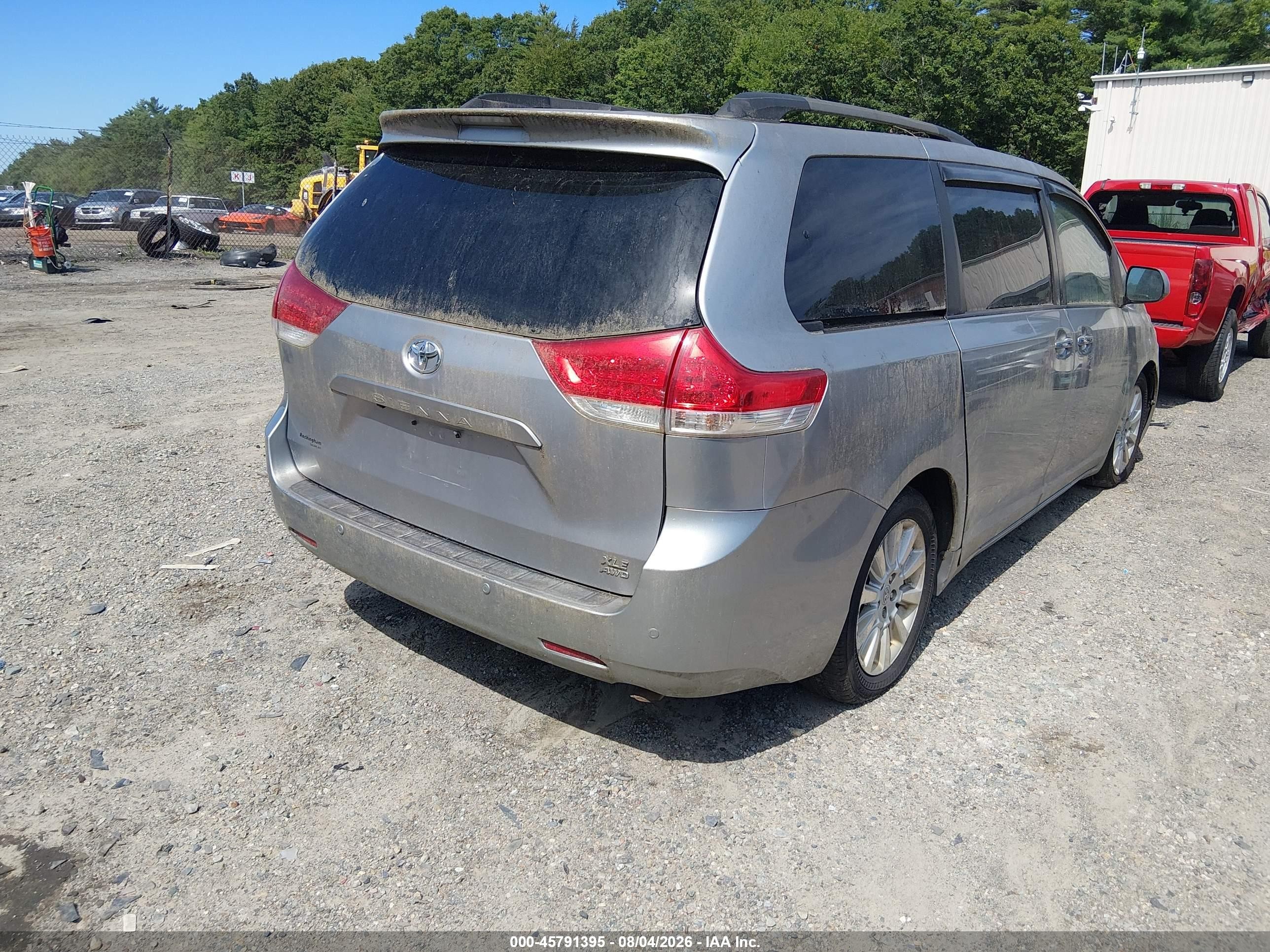 2011 Toyota Sienna Xle Silver vin: 5TDDK3DC4BS030054
