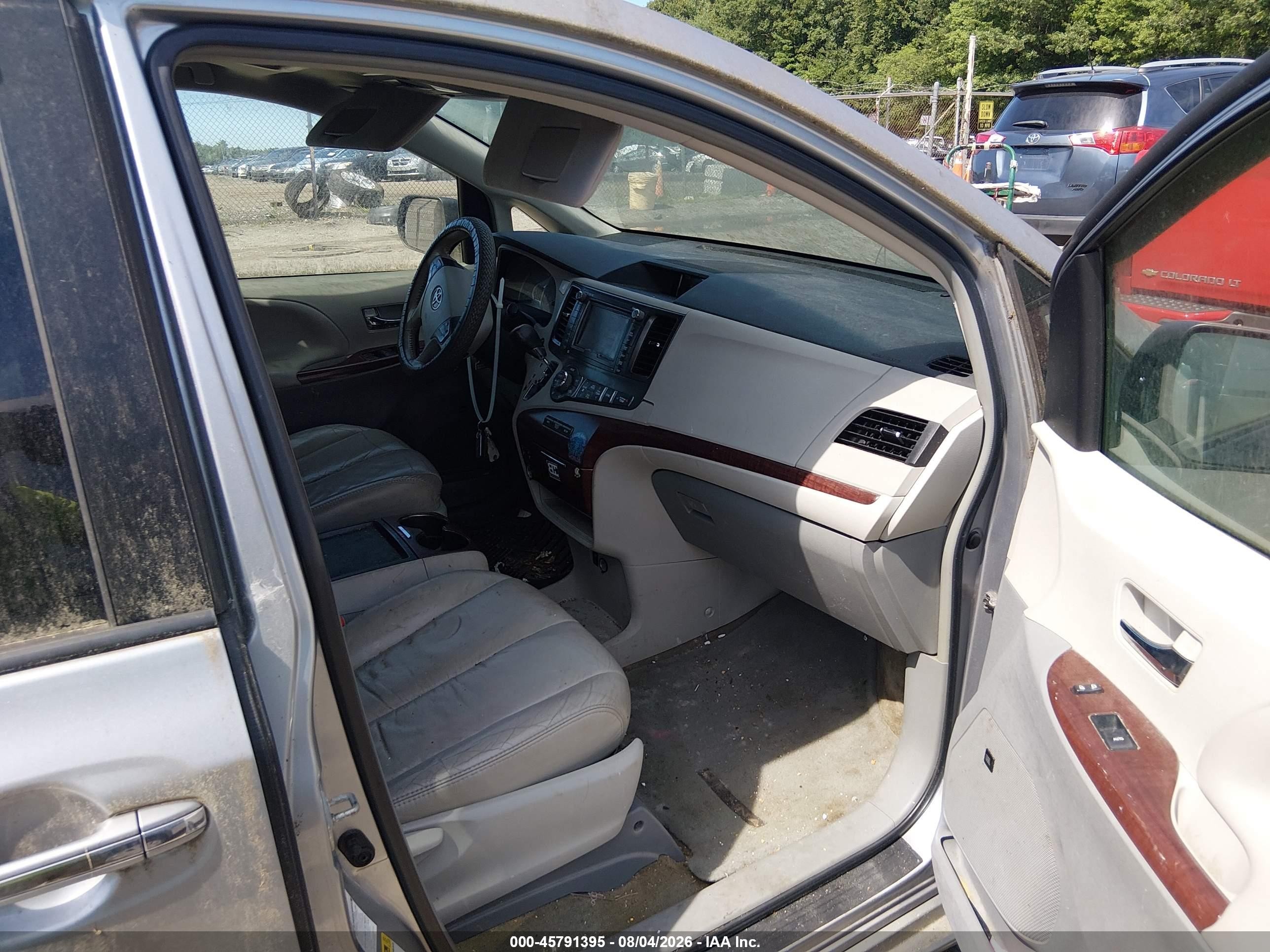 2011 Toyota Sienna Xle Silver vin: 5TDDK3DC4BS030054