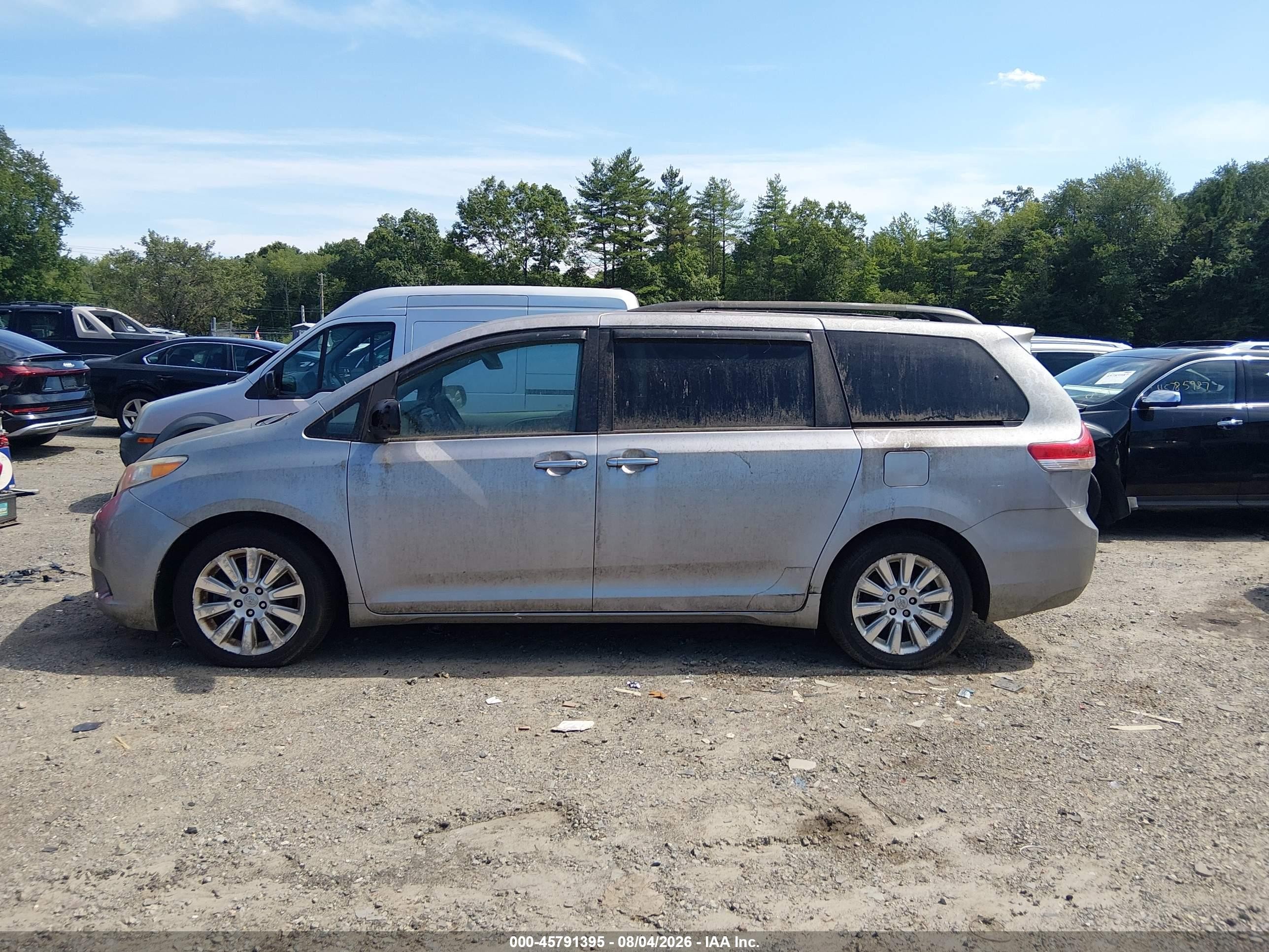 2011 Toyota Sienna Xle Silver vin: 5TDDK3DC4BS030054