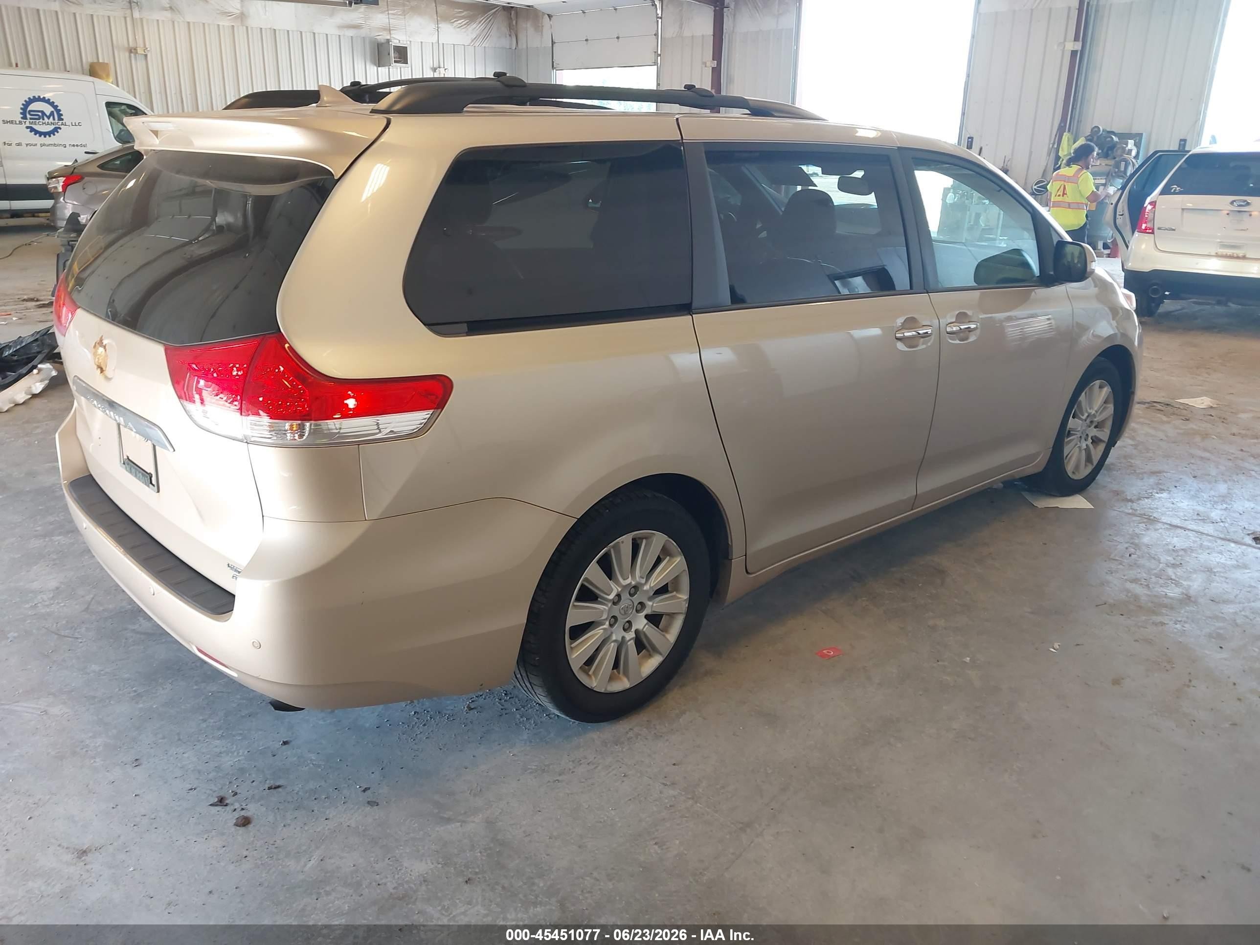 2014 Toyota Sienna Limited 7 Passenger Золотой vin: 5TDDK3DC4ES073250