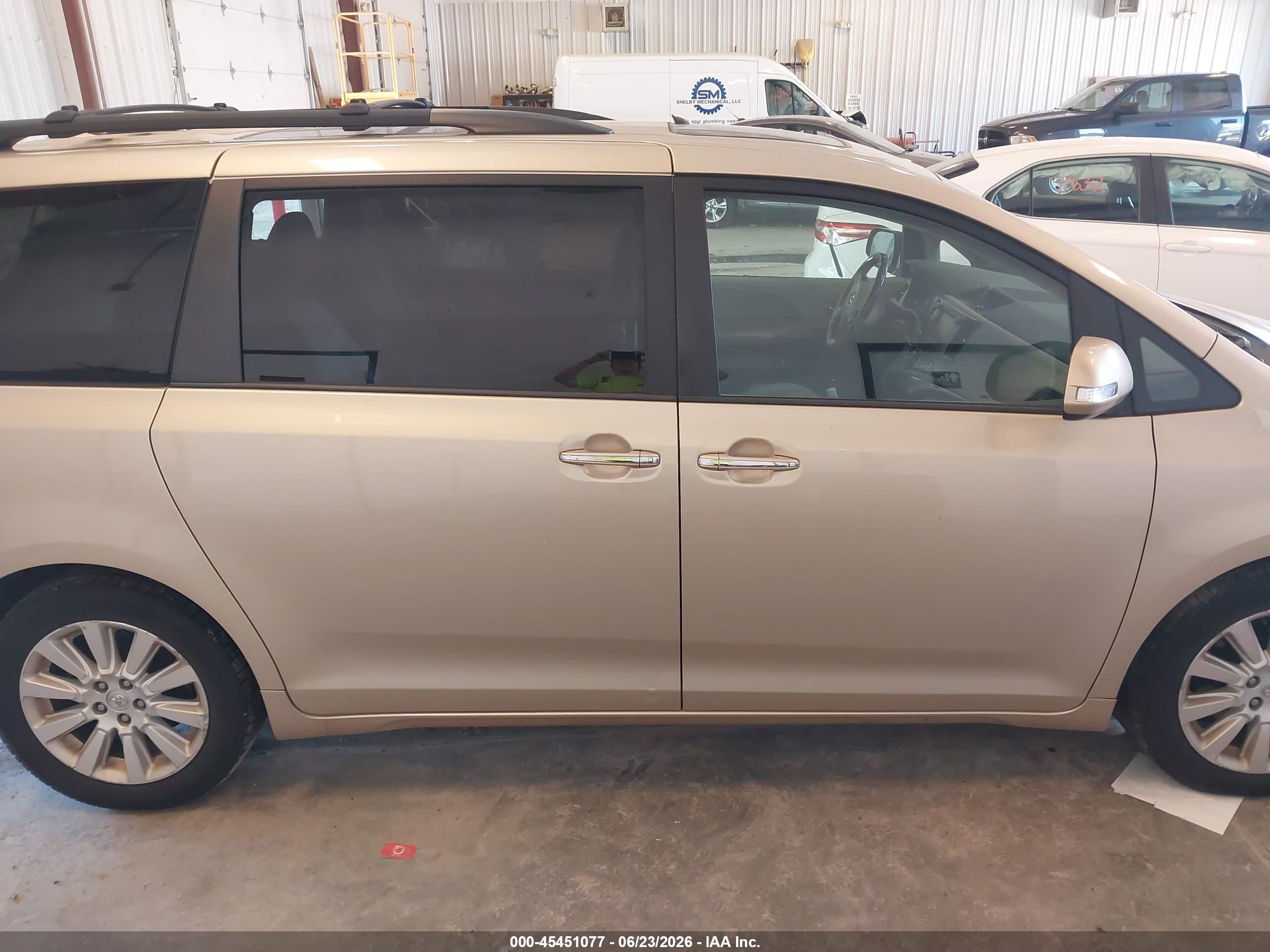 2014 Toyota Sienna Limited 7 Passenger Золотой vin: 5TDDK3DC4ES073250