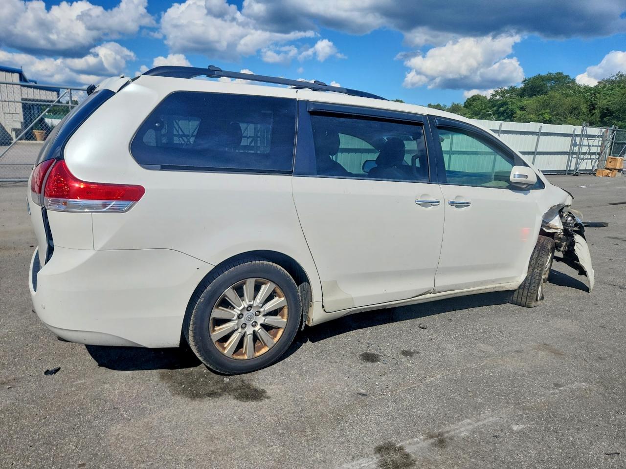 2014 Toyota Sienna Limited 7-passenger White vin: 5TDDK3DC4ES084118