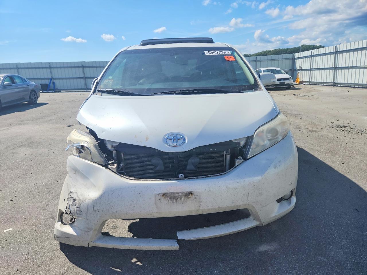 2014 Toyota Sienna Limited 7-passenger White vin: 5TDDK3DC4ES084118