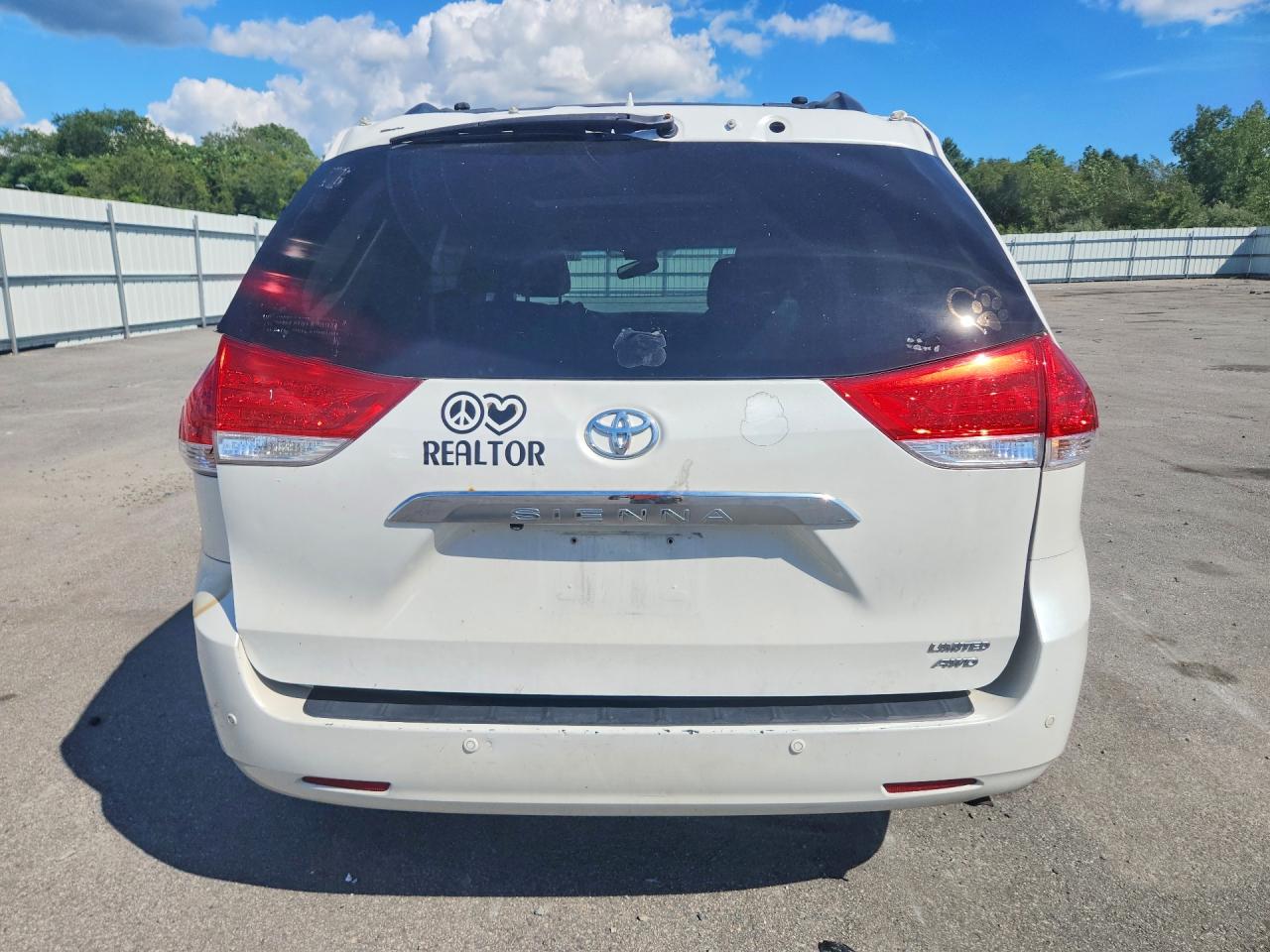2014 Toyota Sienna Limited 7-passenger White vin: 5TDDK3DC4ES084118