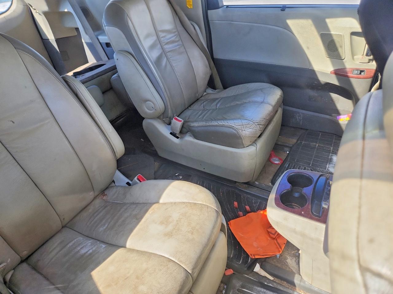 2014 Toyota Sienna Limited 7-passenger White vin: 5TDDK3DC4ES084118