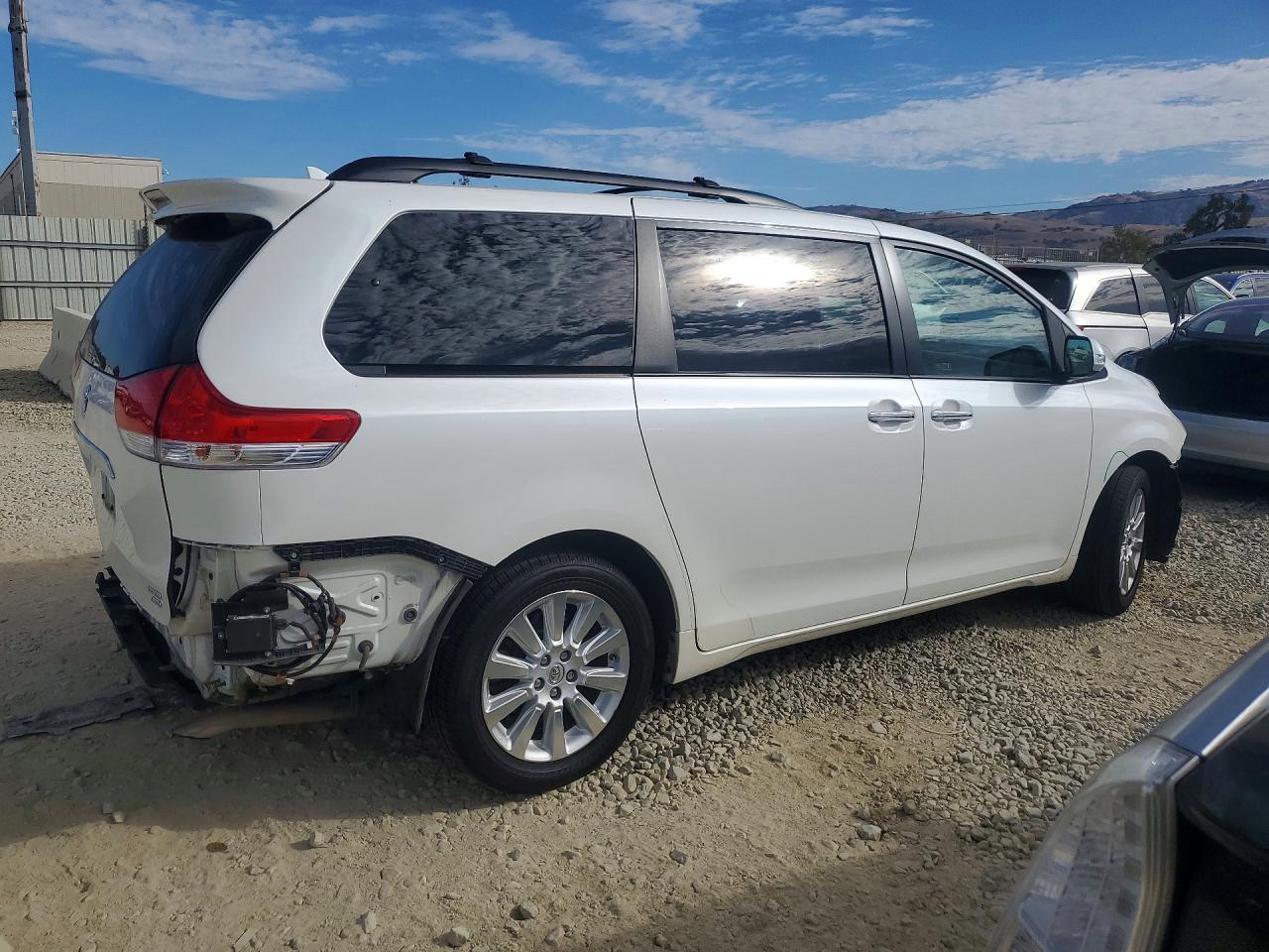 2014 Toyota Sienna Limited 7-passenger White vin: 5TDDK3DC4ES086564