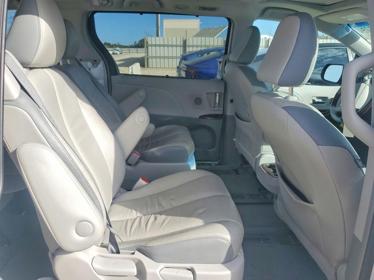 2014 Toyota Sienna Limited 7-passenger White vin: 5TDDK3DC4ES086564